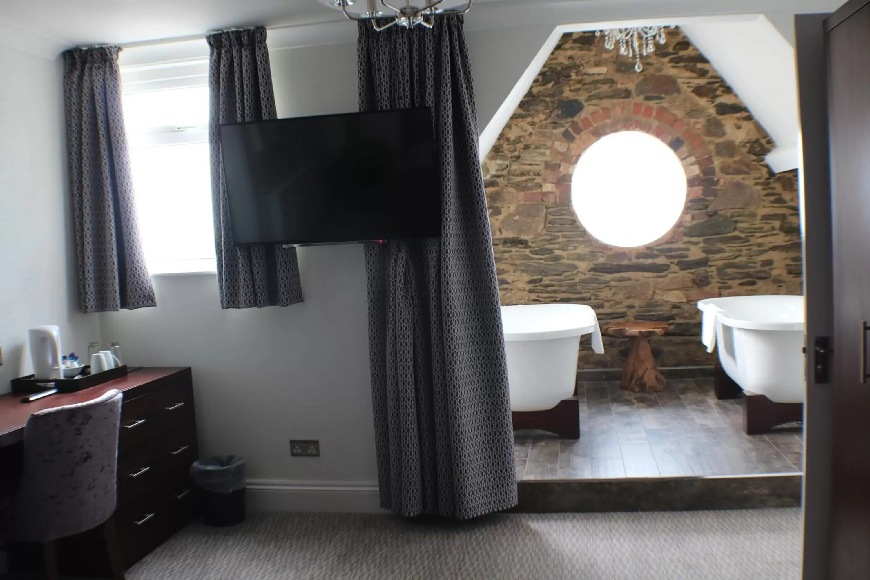 Bathroom, TV/Entertainment Center in Legacy Hotel Victoria