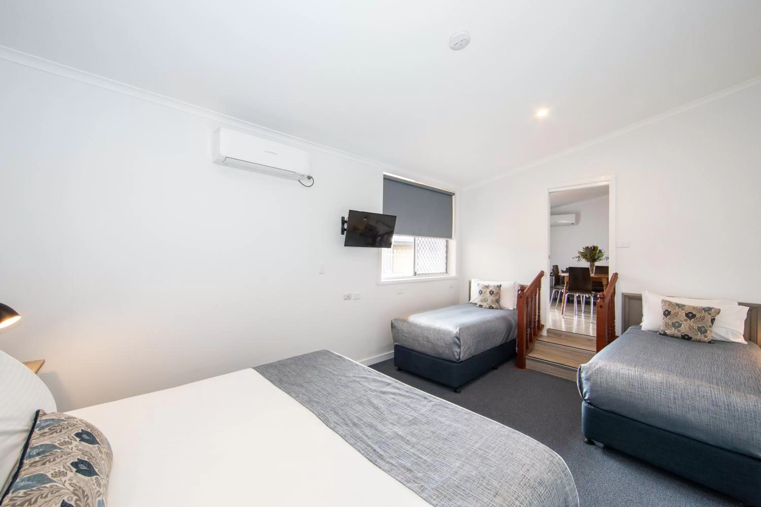 Photo of the whole room, Bed in New England Motor Lodge