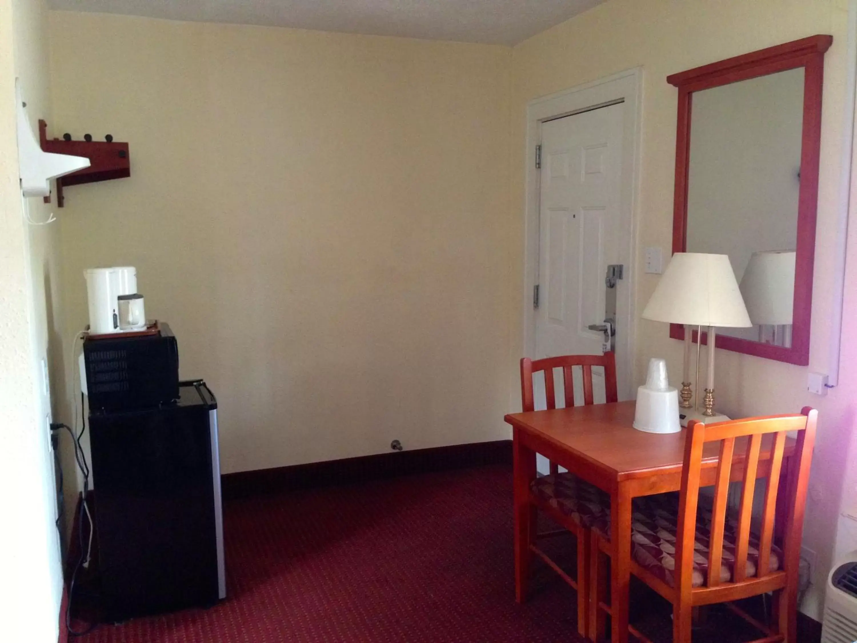 Dining Area in Crown Inn Motel Yorktown