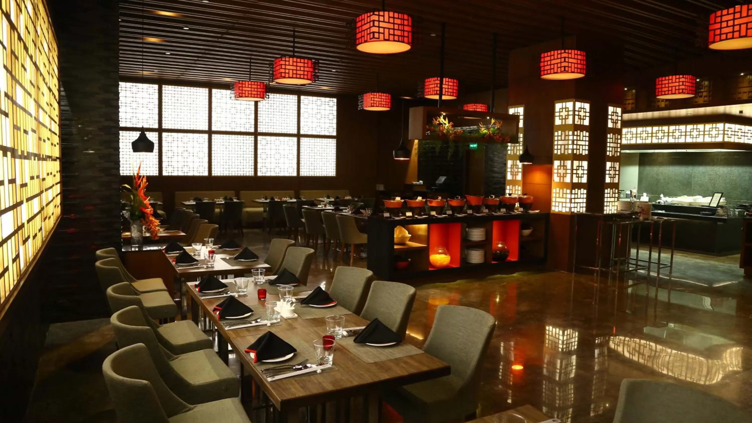 Lounge or bar in Holiday Inn New Delhi Mayur Vihar Noida by IHG