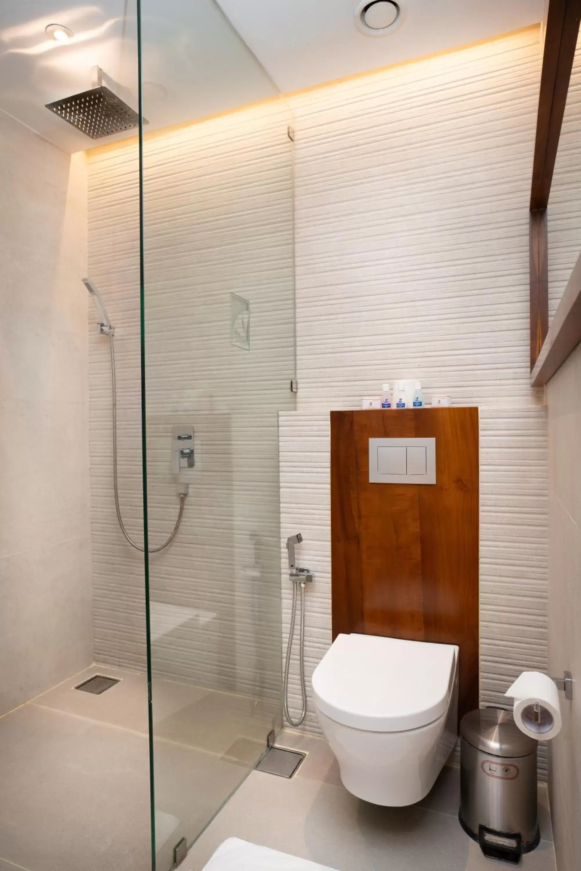 Shower, Bathroom in Camelot Beach Hotel