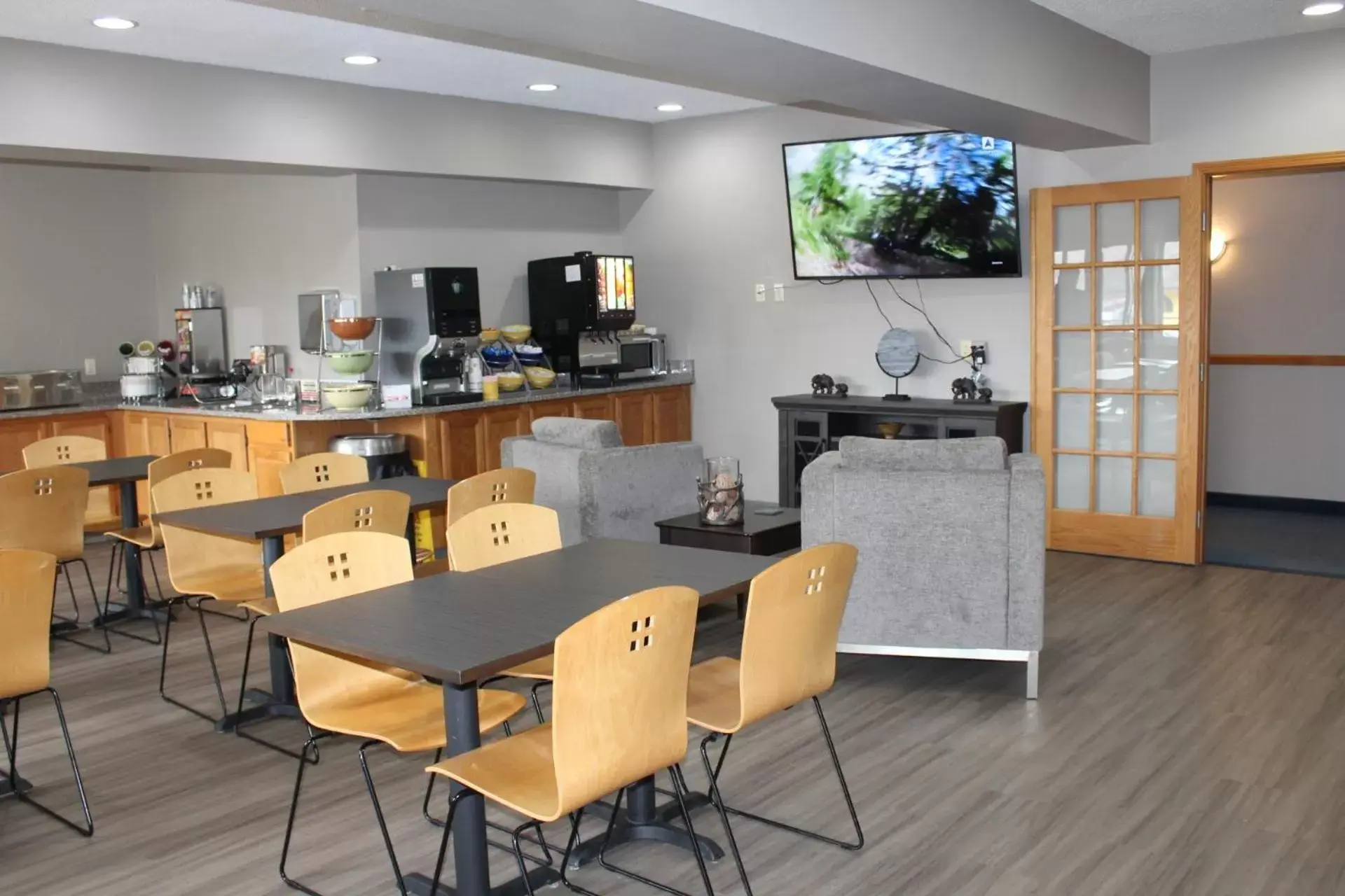 Coffee/tea facilities, Restaurant/Places to Eat in Reston Inn & Suites