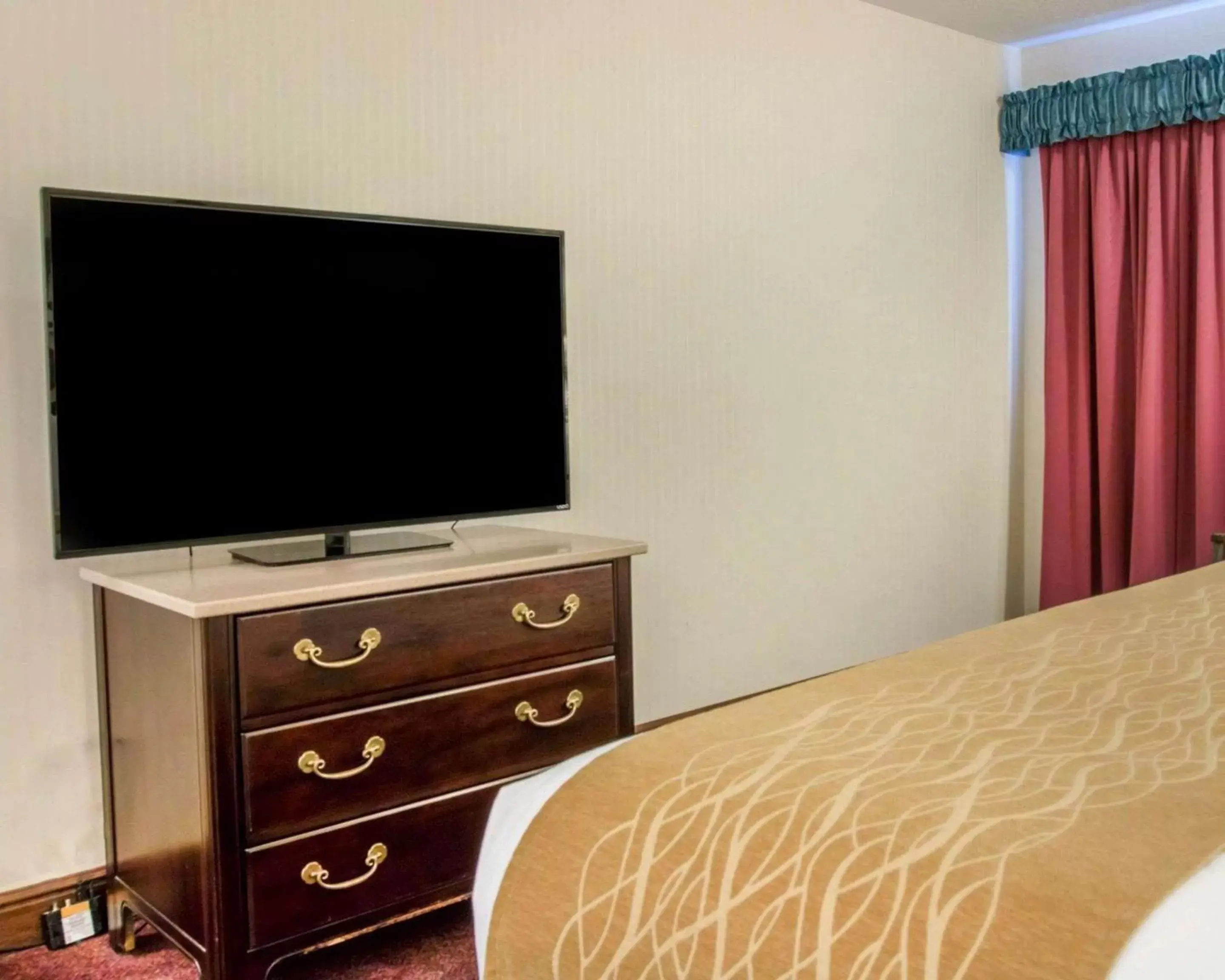 Photo of the whole room, TV/Entertainment Center in Comfort Inn Lakeside - Mackinaw City