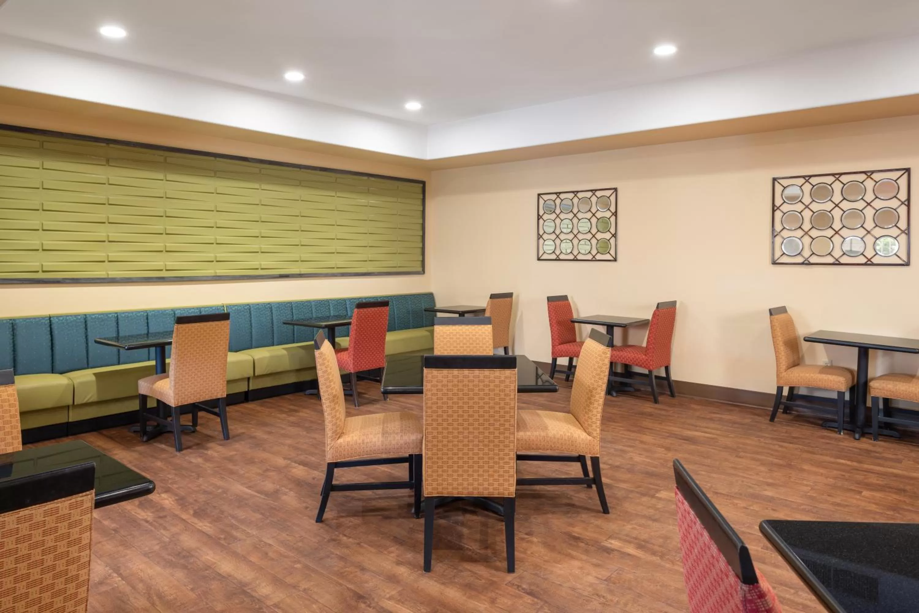 Seating area in La Quinta by Wyndham Tucson - Reid Park