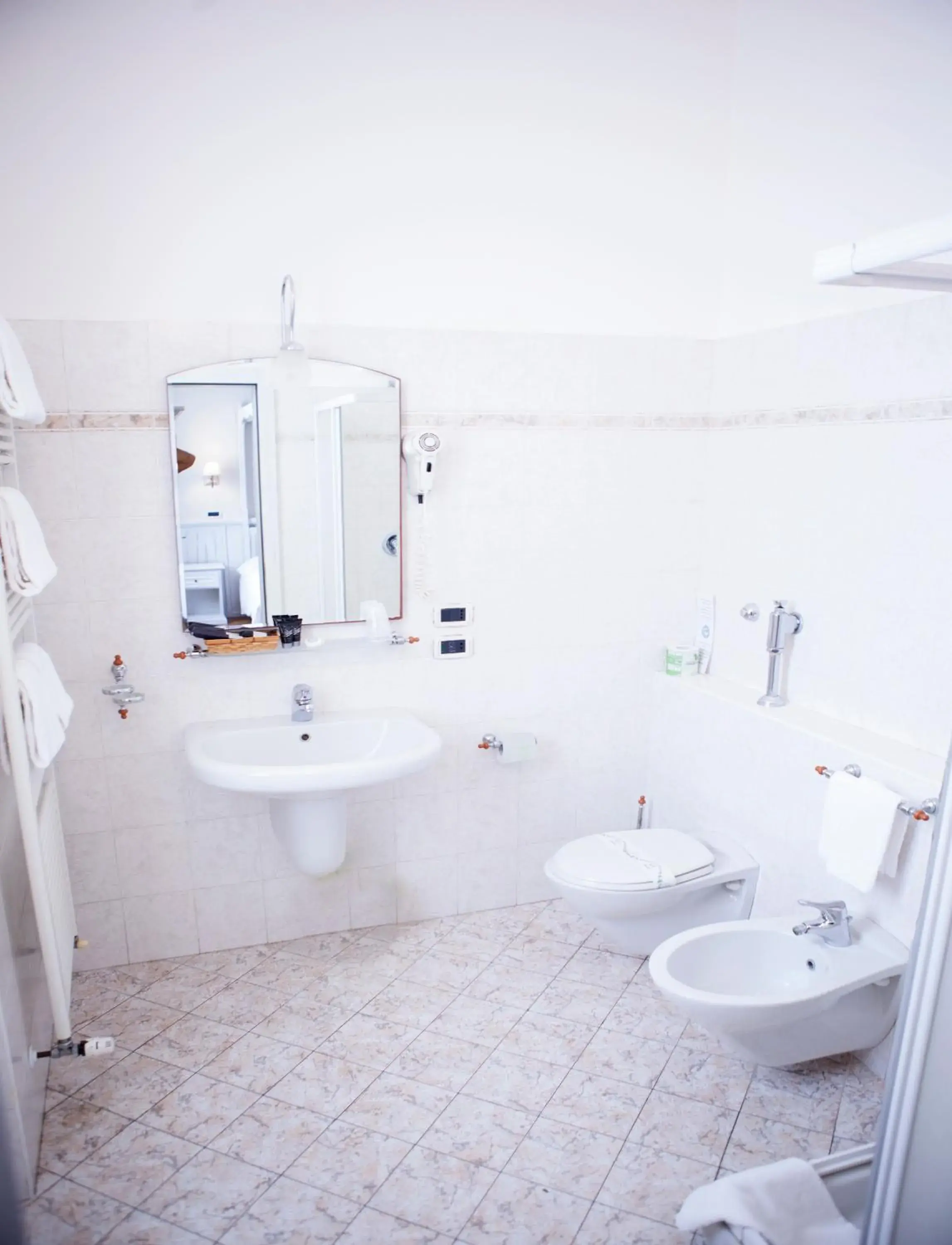 Hot Tub, Bathroom in Hotel Sebino