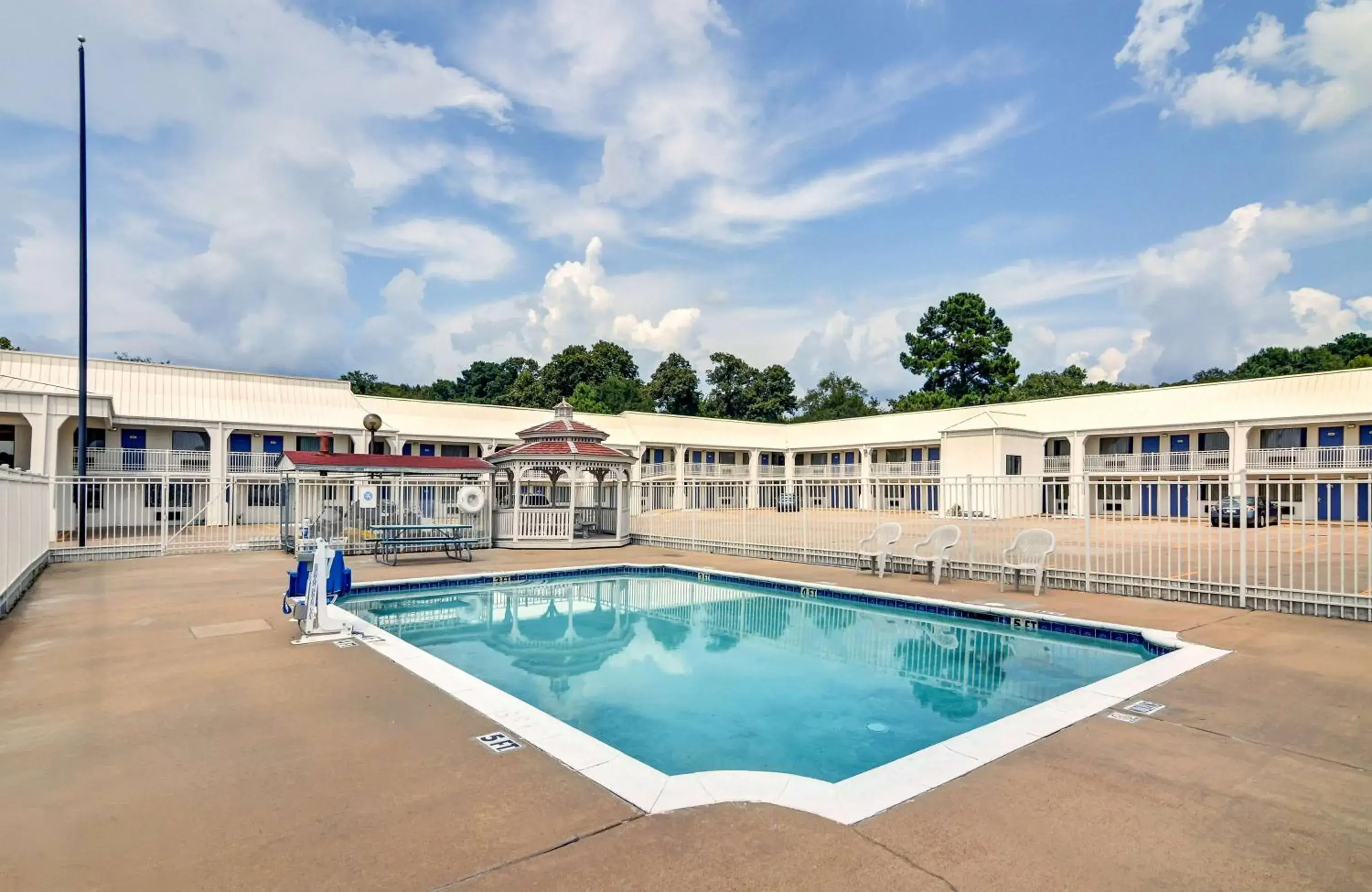 Day, Property Building in Motel 6-Lindale, TX