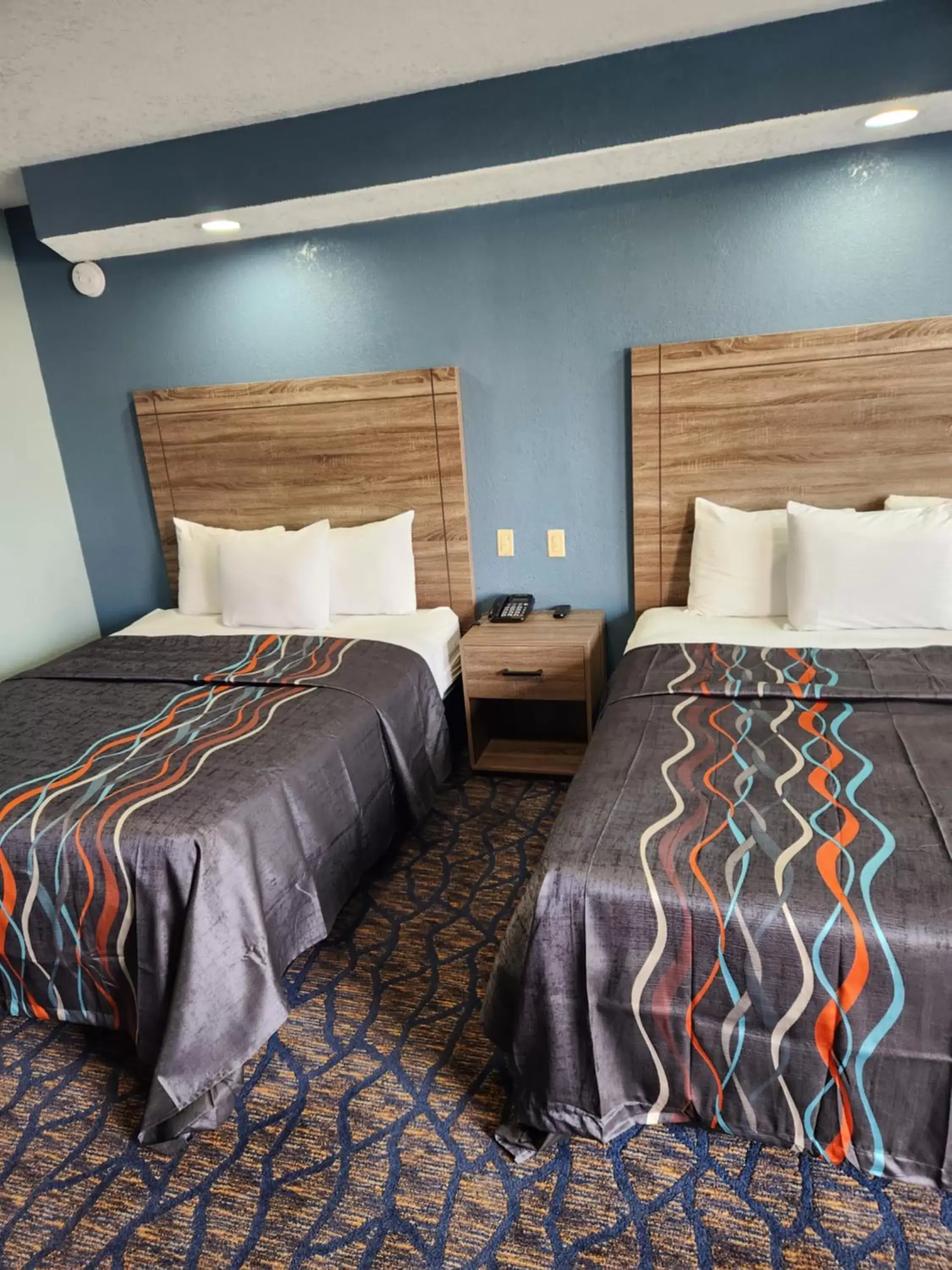 Photo of the whole room, Bed in Travelodge by Wyndham Barstow