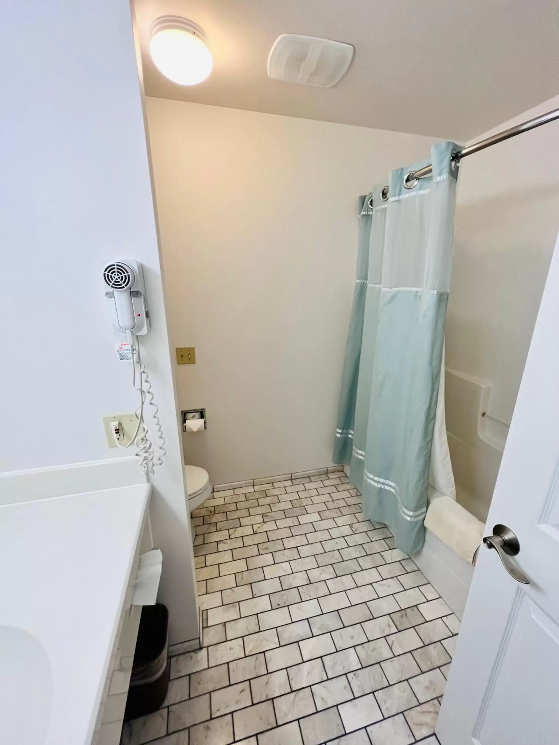 Bathroom in Court Plaza Inn & Suites of Mackinaw