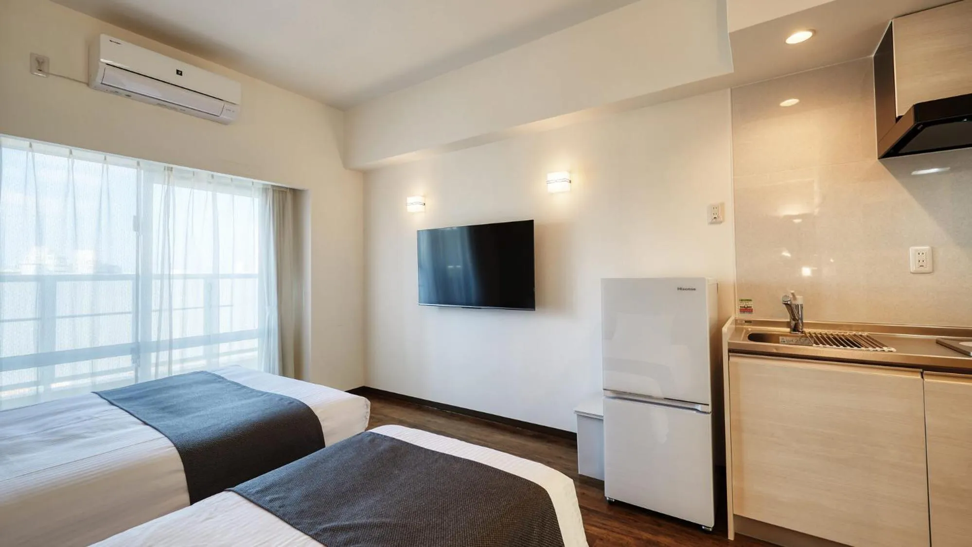 Photo of the whole room, Bed in New Normal Hotel in NAMINOUE ニューノーマルホテルイン波の上