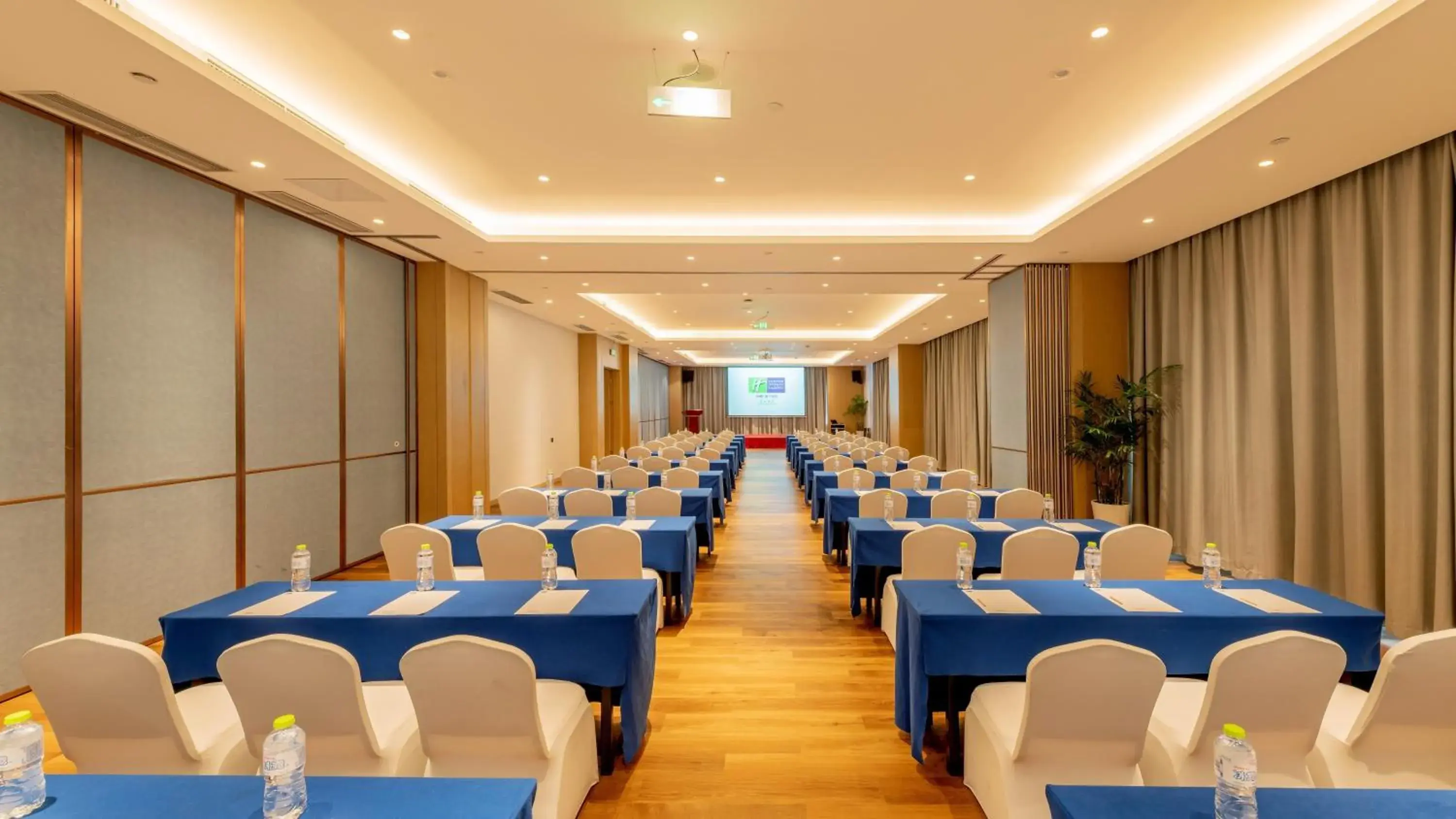 Meeting/conference room in Holiday Inn Express Linyi Riverside, an IHG Hotel