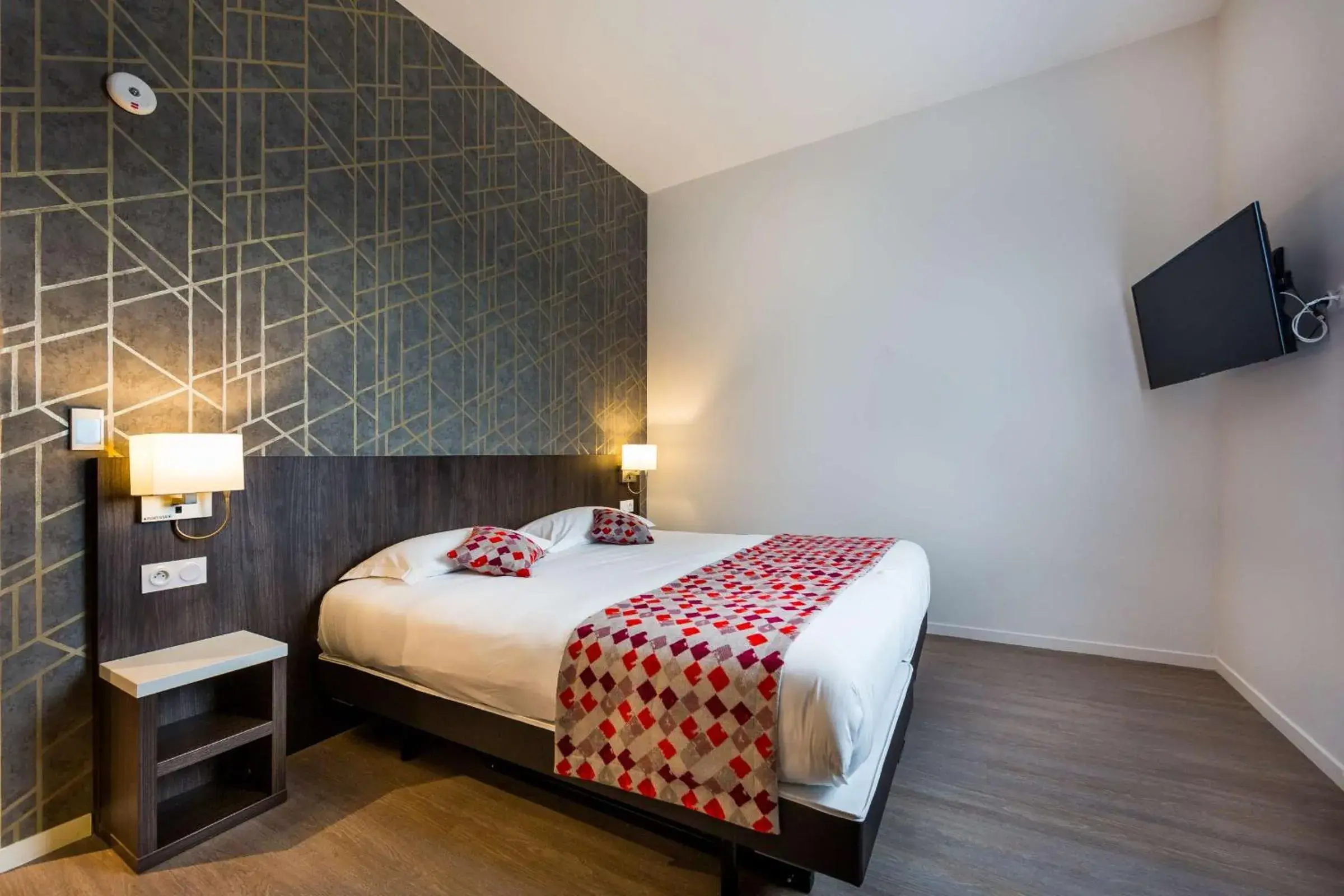 Bedroom, Bed in Brit Hotel Ploermel - Hotel de l'Hippodrome