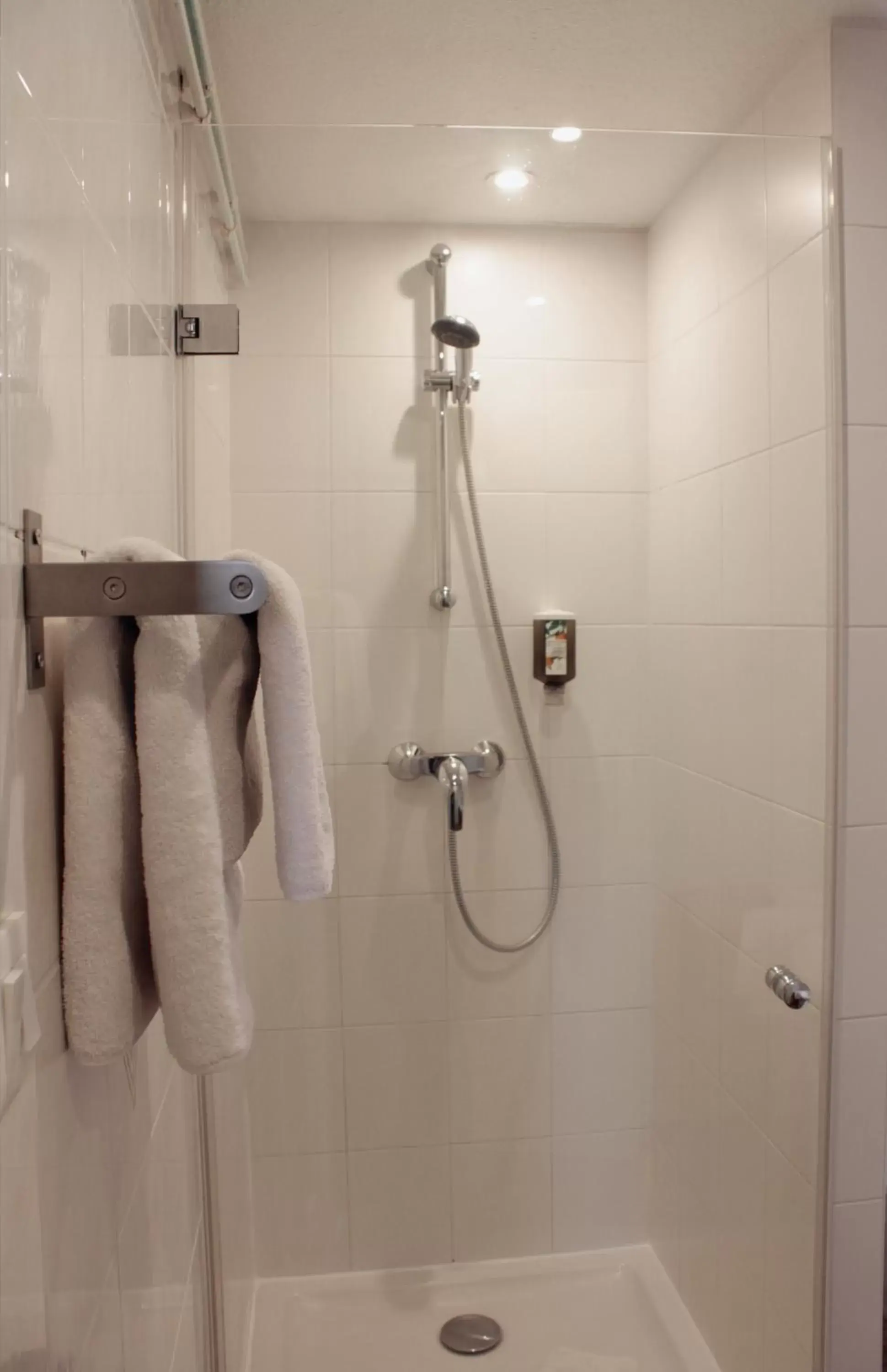 Shower, Bathroom in Le Gouverneur Hotel