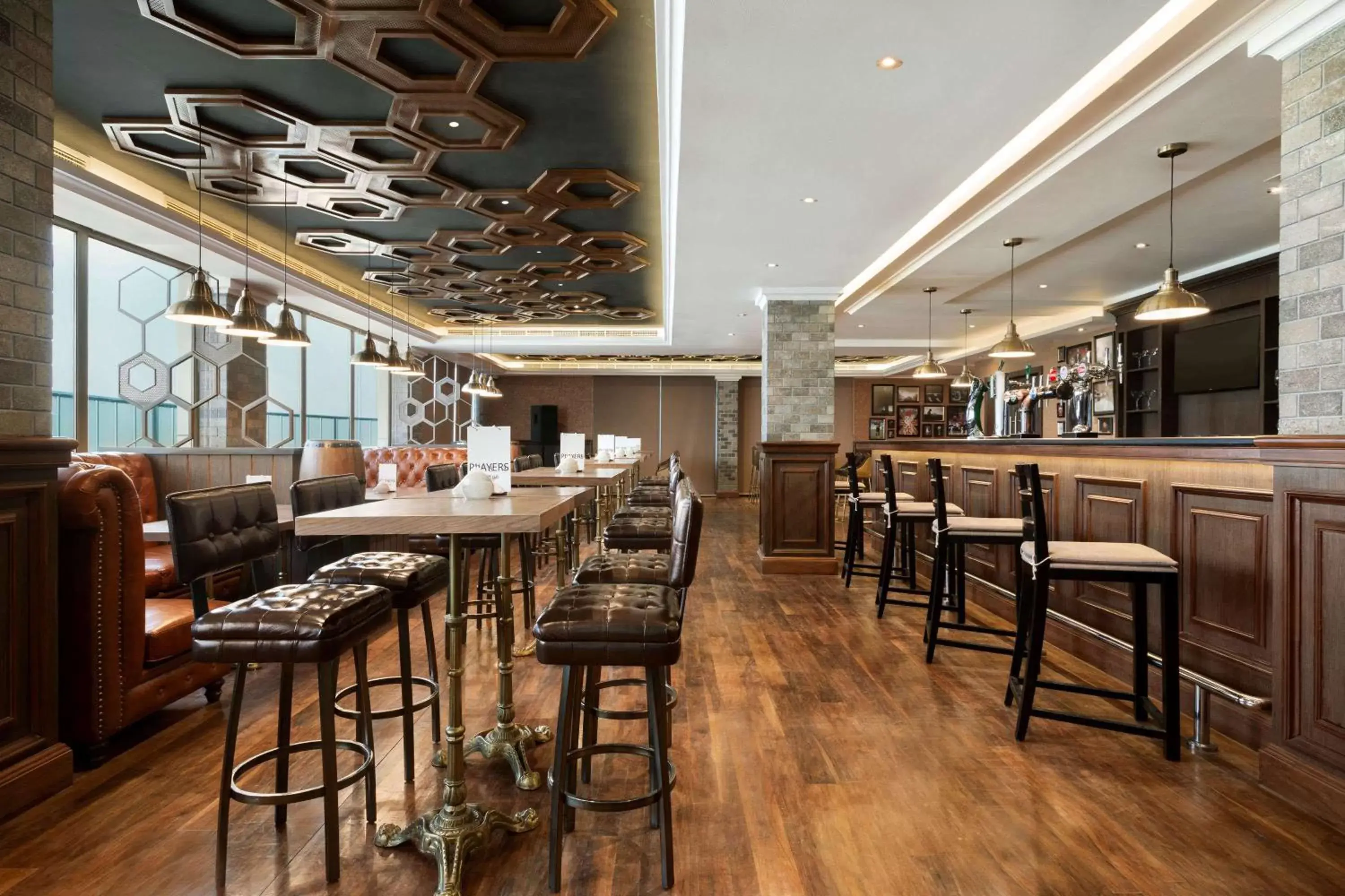 Lounge or bar, Restaurant/Places to Eat in Wyndham Garden Manama