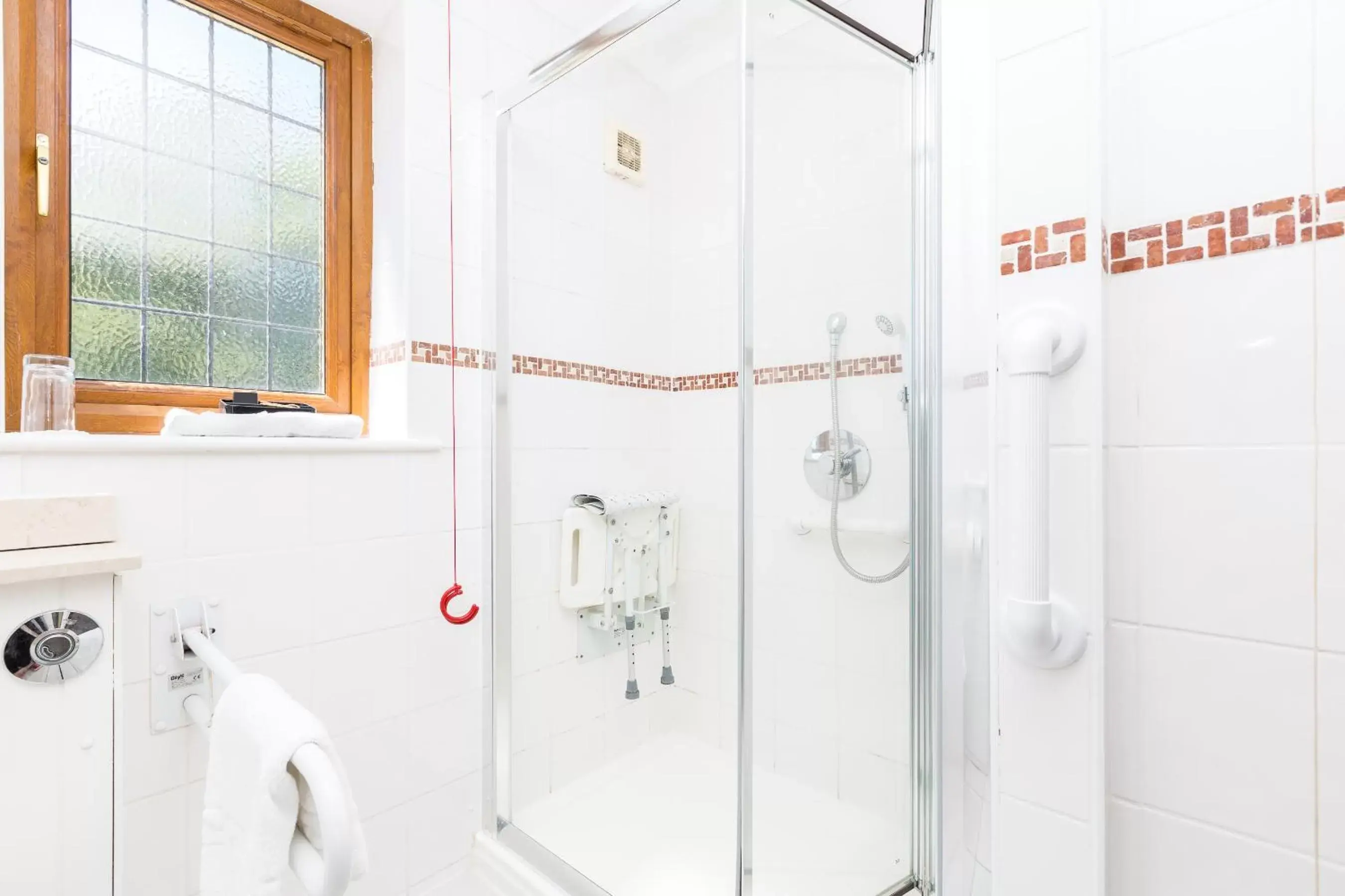 Shower, Bathroom in De Rougemont Manor