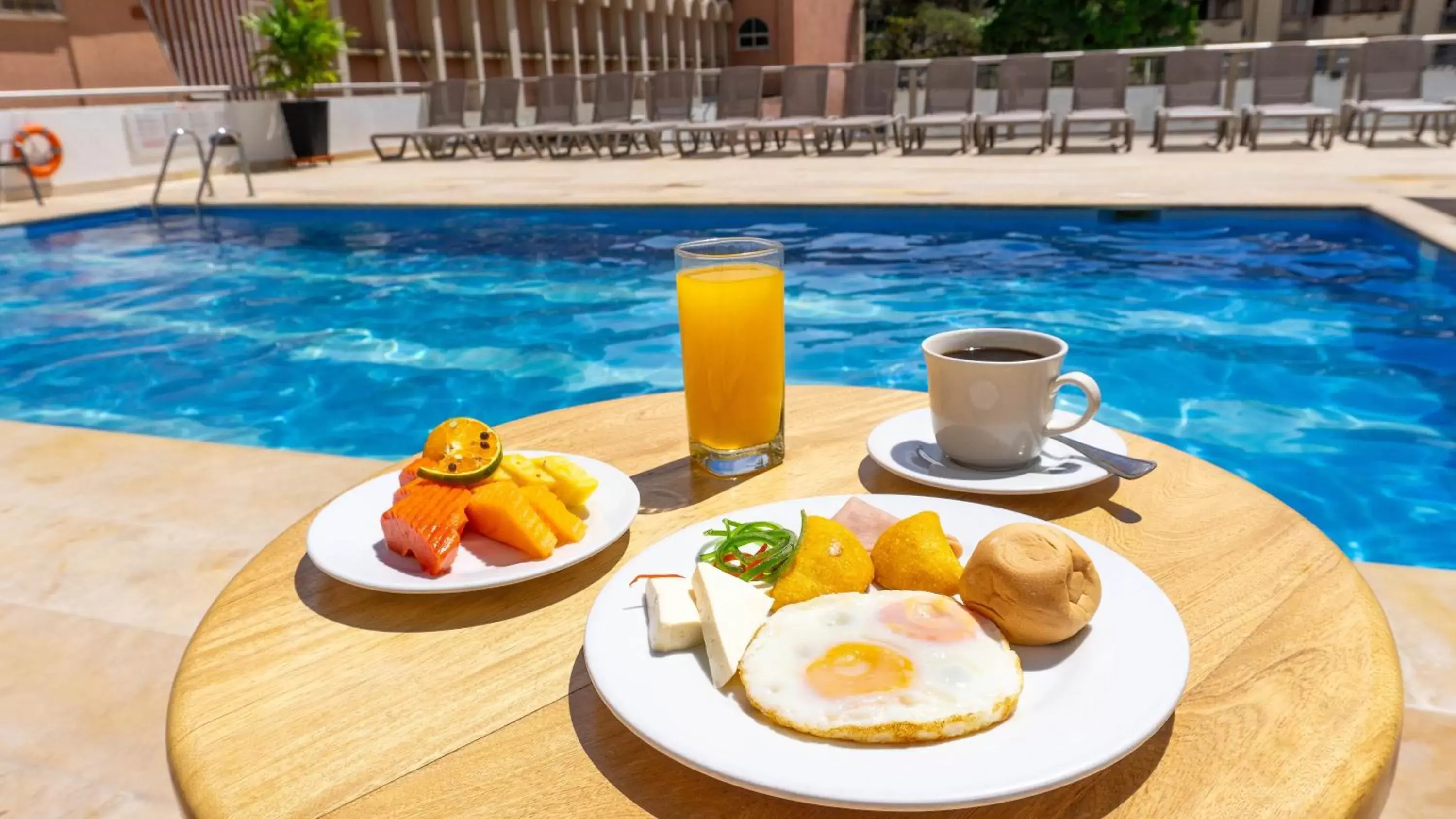 Breakfast, Swimming Pool in Hotel Arhuaco