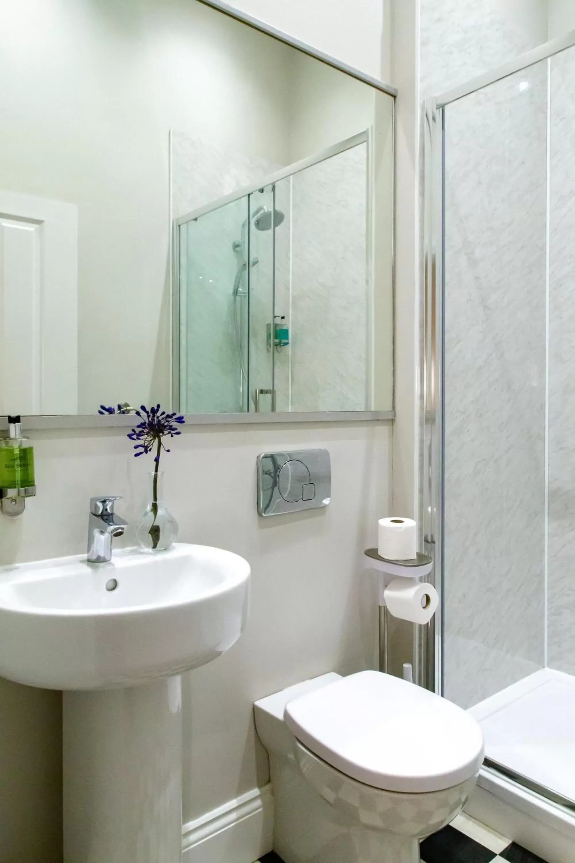 Shower, Bathroom in Goodramgate Apartments