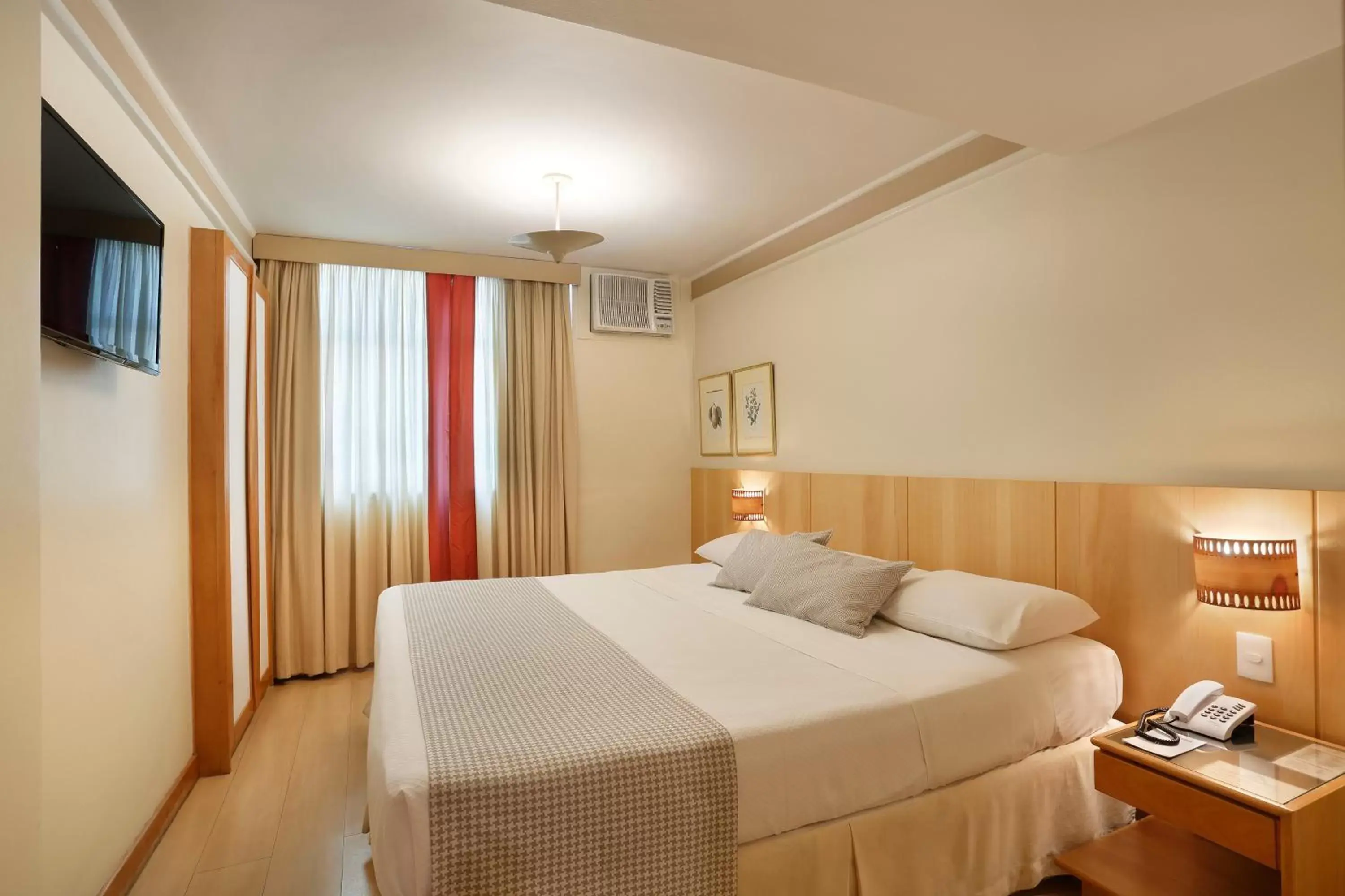 Bedroom, Bed in Mirasol Copacabana Hotel
