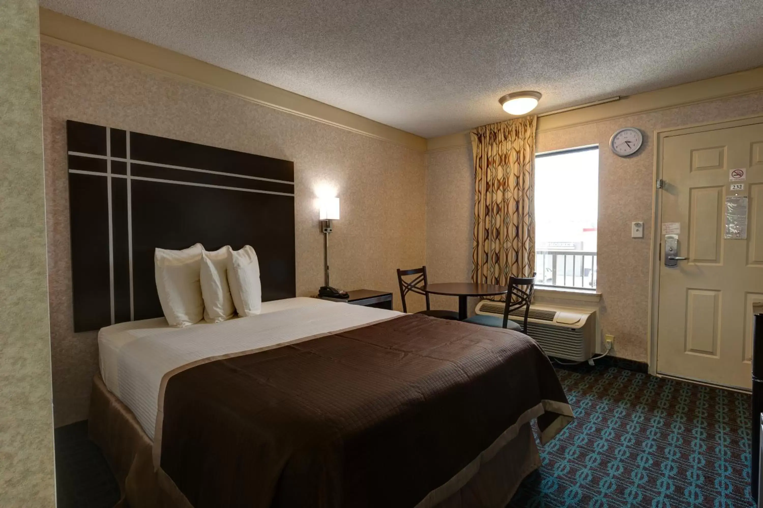 Bed in Deluxe Inn - Fayetteville I-95
