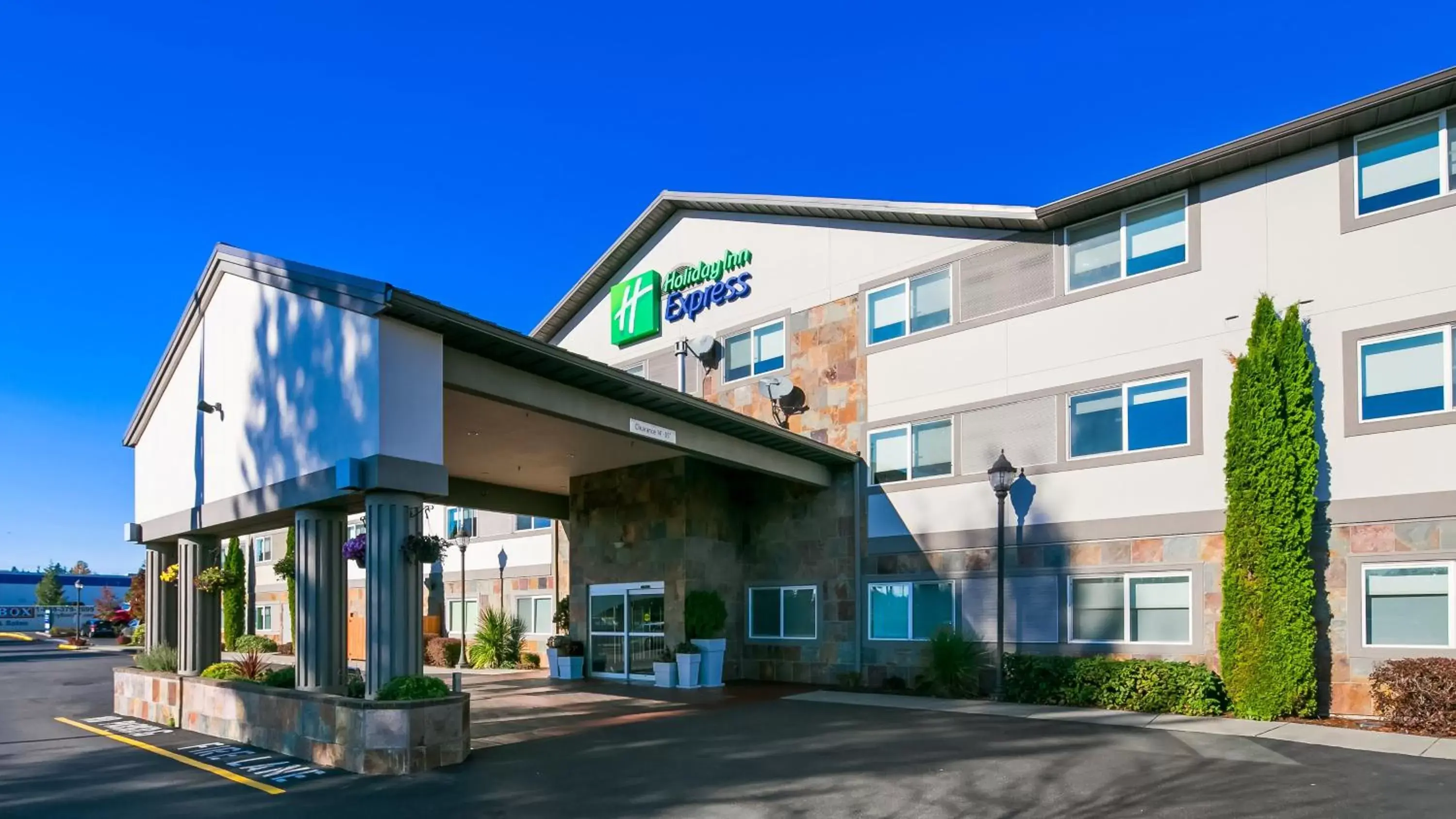 Property Building in Holiday Inn Express Hotel & Suites Everett, an IHG Hotel