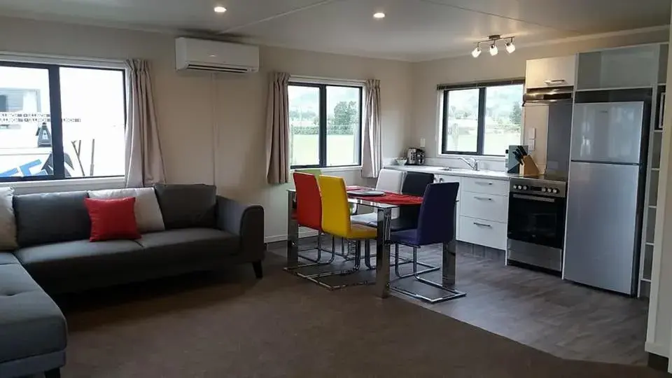 Dining area, Seating Area in All Seasons Holiday Park Hotel