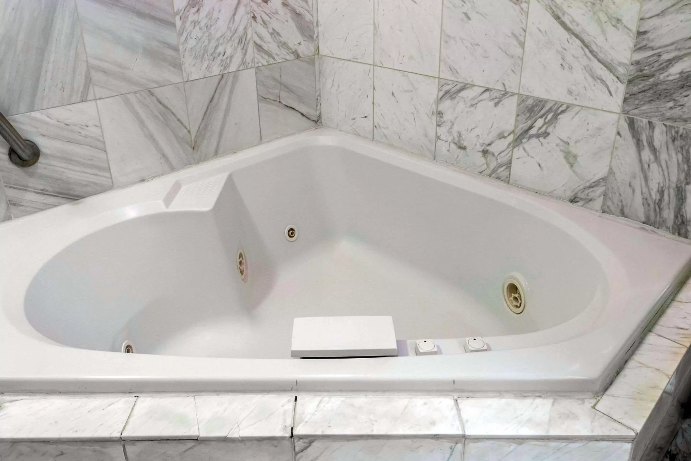 Photo of the whole room in Sleep Inn & Suites Oregon - Toledo