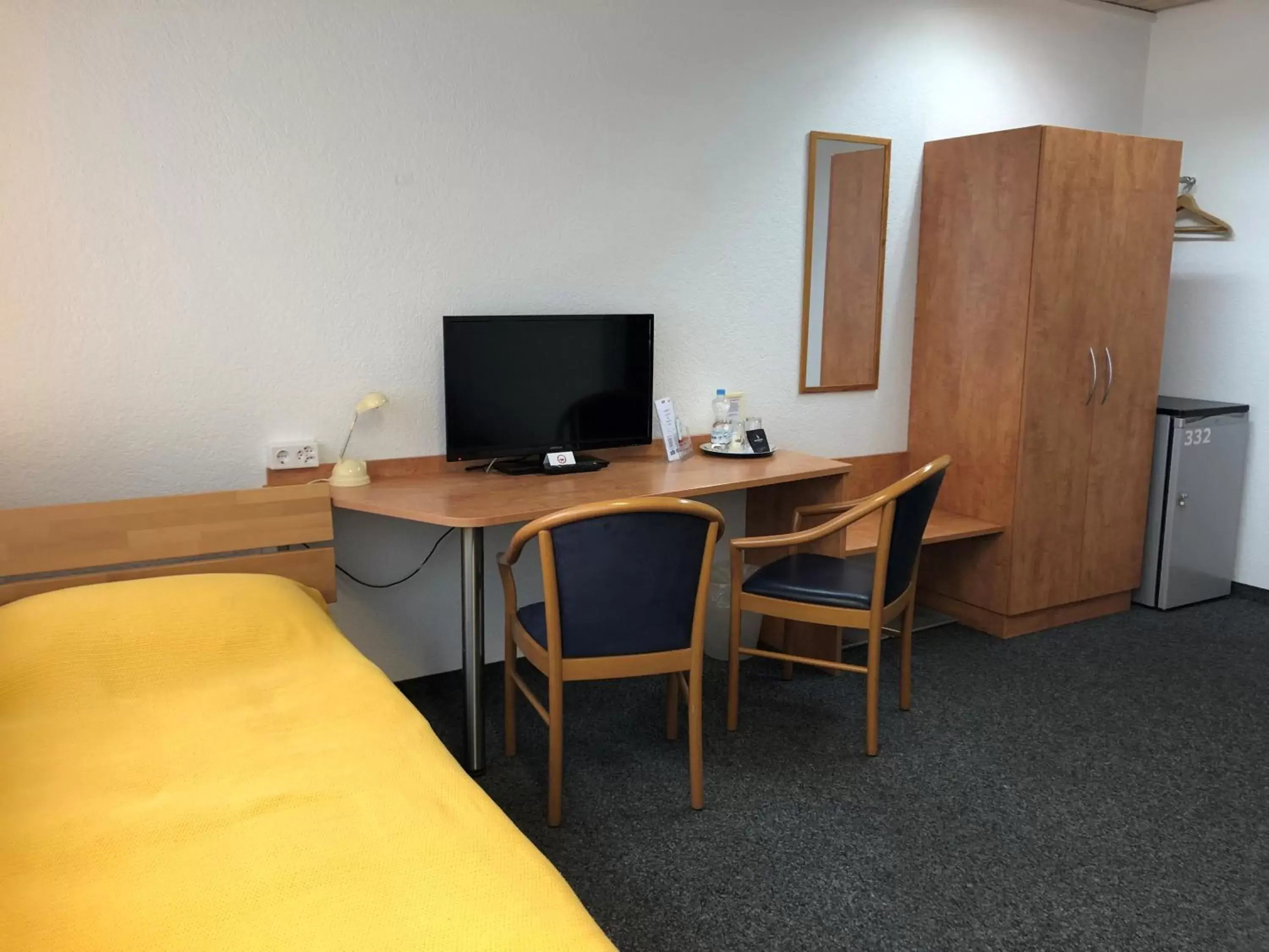 Photo of the whole room, TV/Entertainment Center in Budget Motel