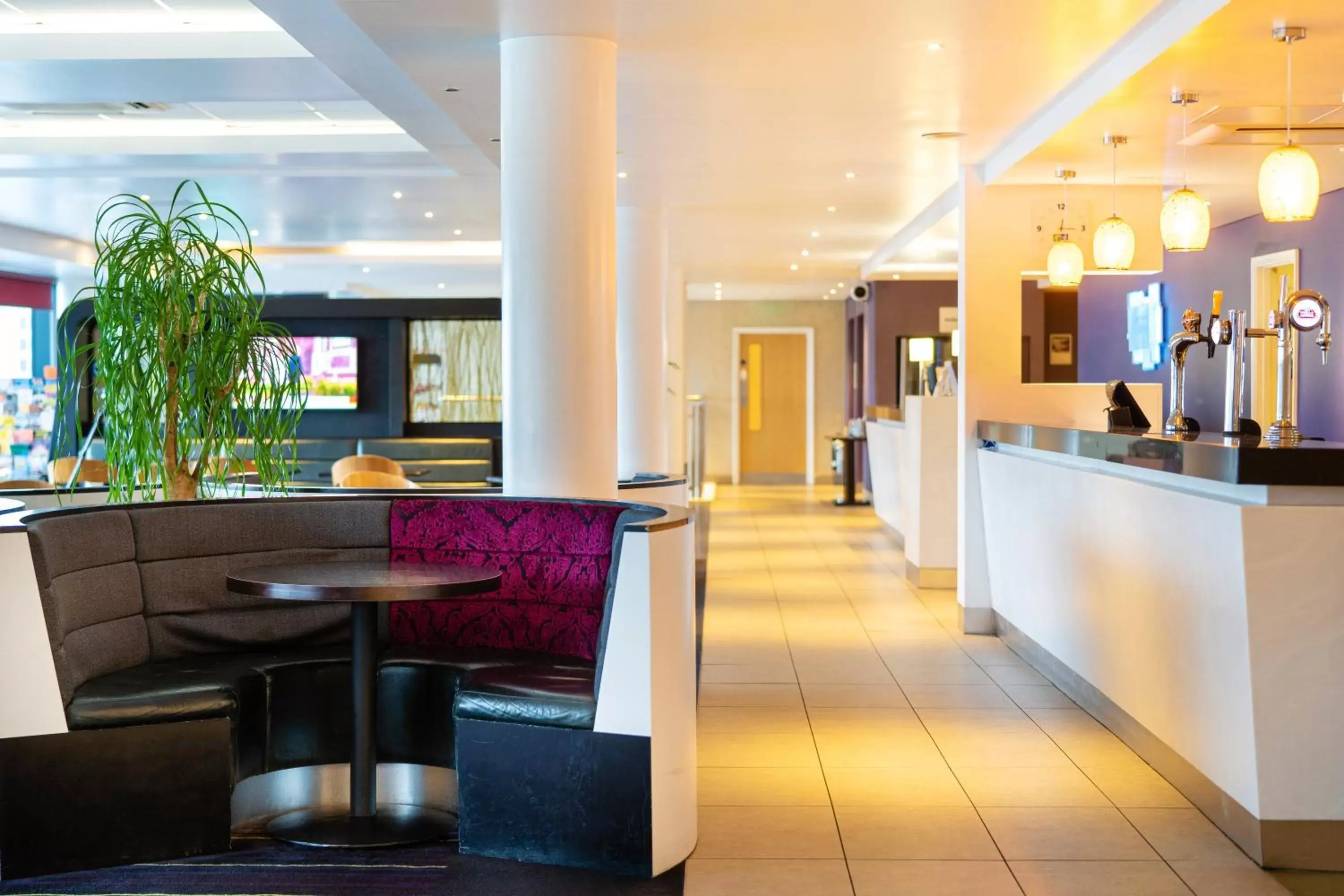 Lounge or bar, Lobby/Reception in Holiday Inn Express Dundee, an IHG Hotel