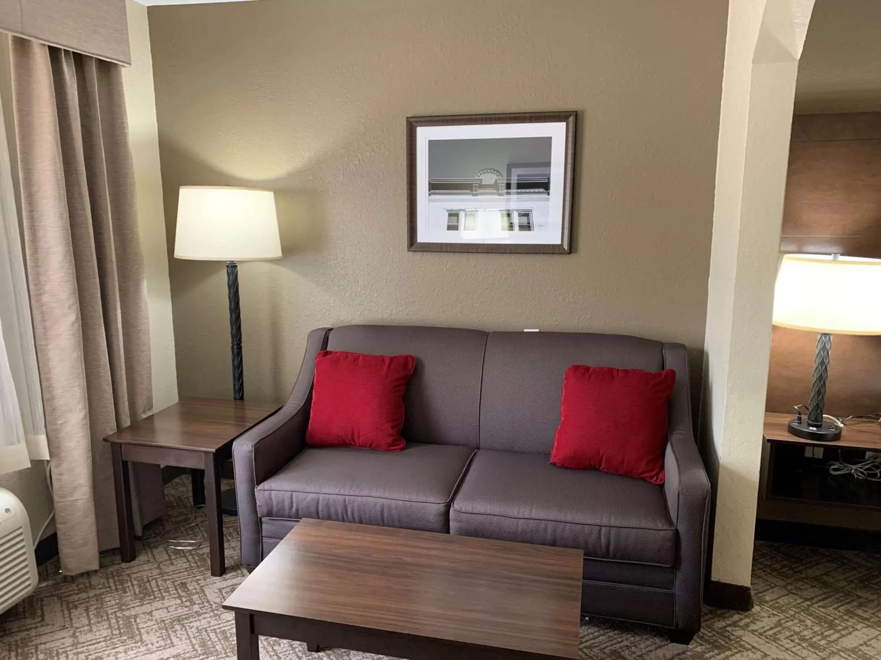 Photo of the whole room, Seating Area in Best Western Gardendale