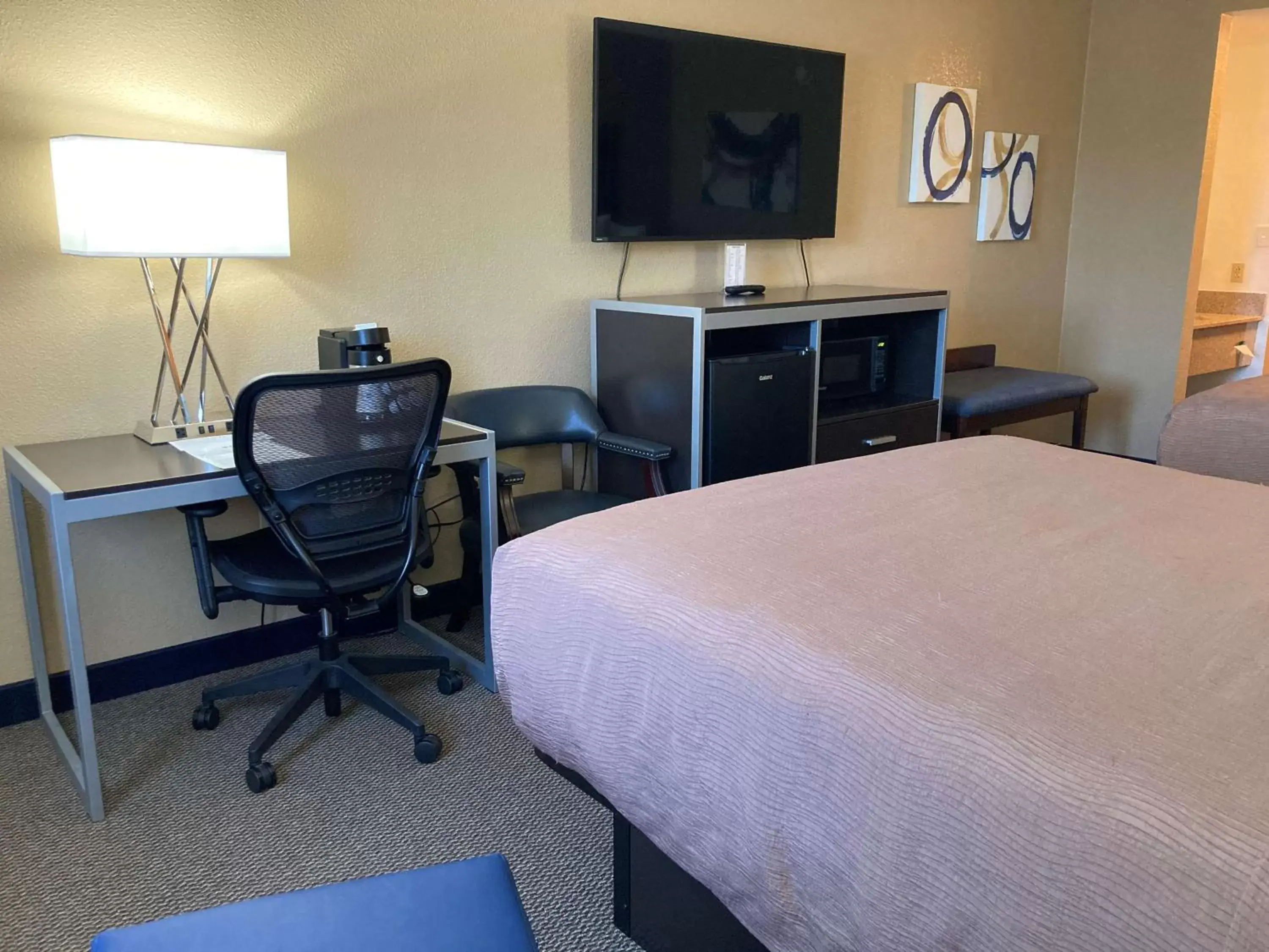 Bedroom, TV/Entertainment Center in Best Western Plus Reading Inn & Suites