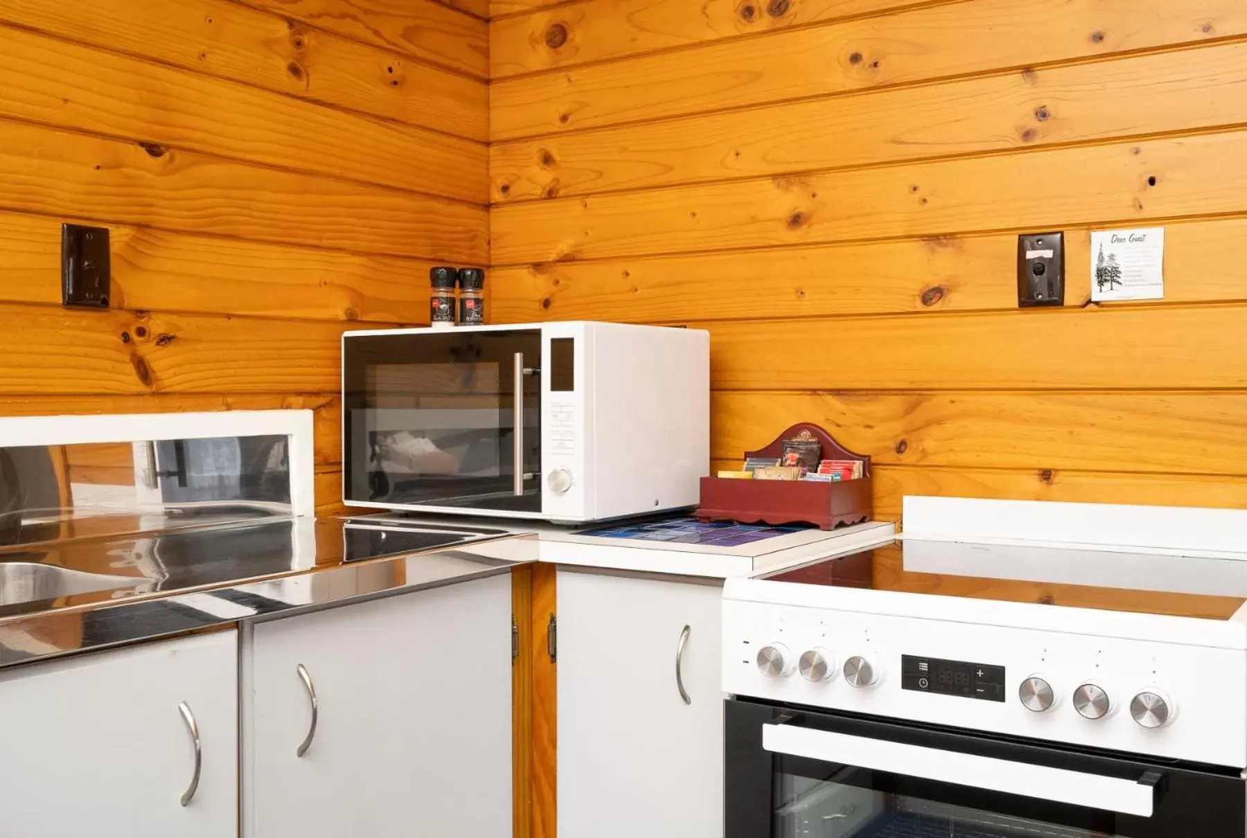 Coffee/tea facilities, Kitchen/Kitchenette in Tudor Park Motel