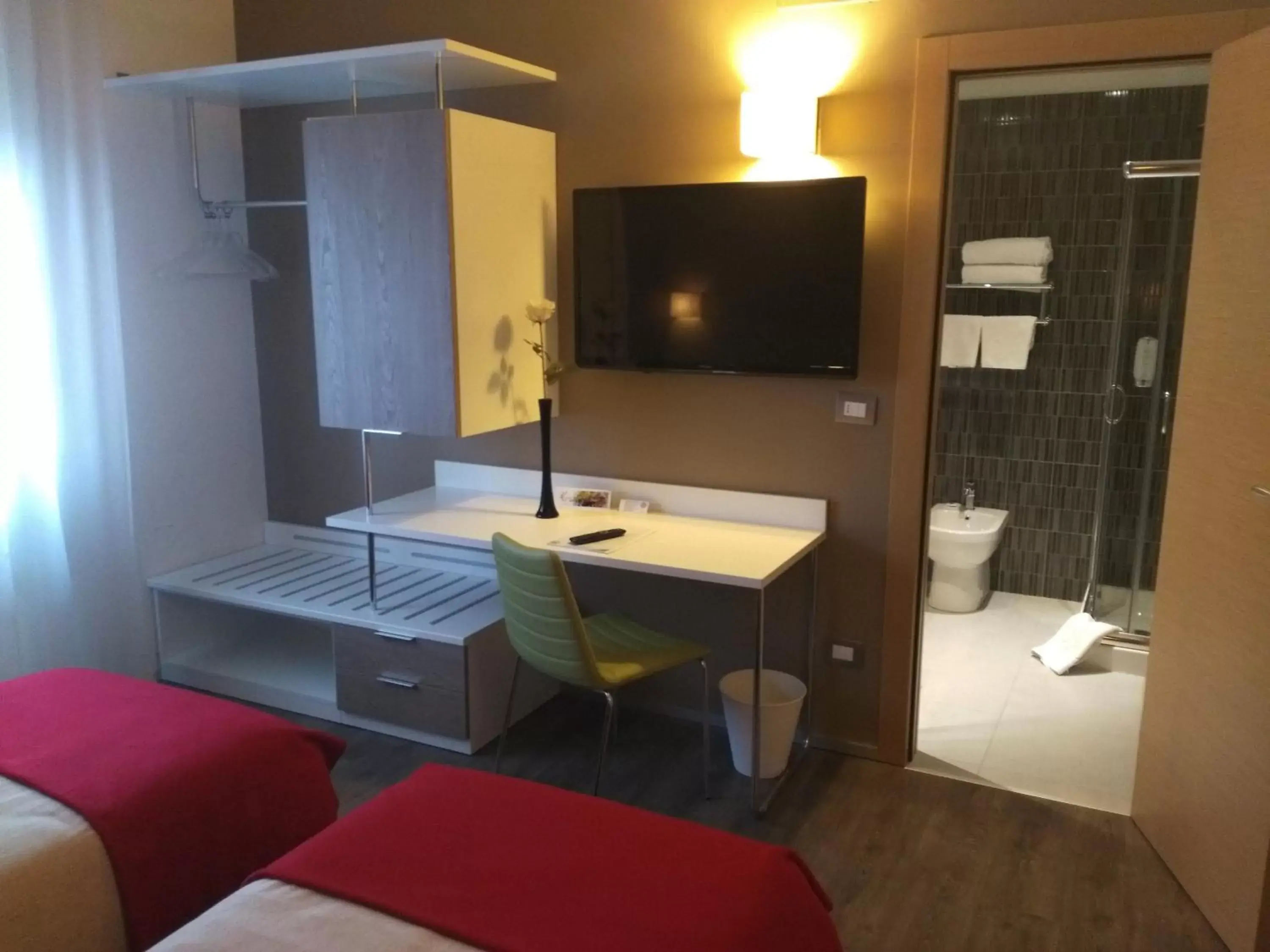 Bedroom, TV/Entertainment Center in Hotel Toscana