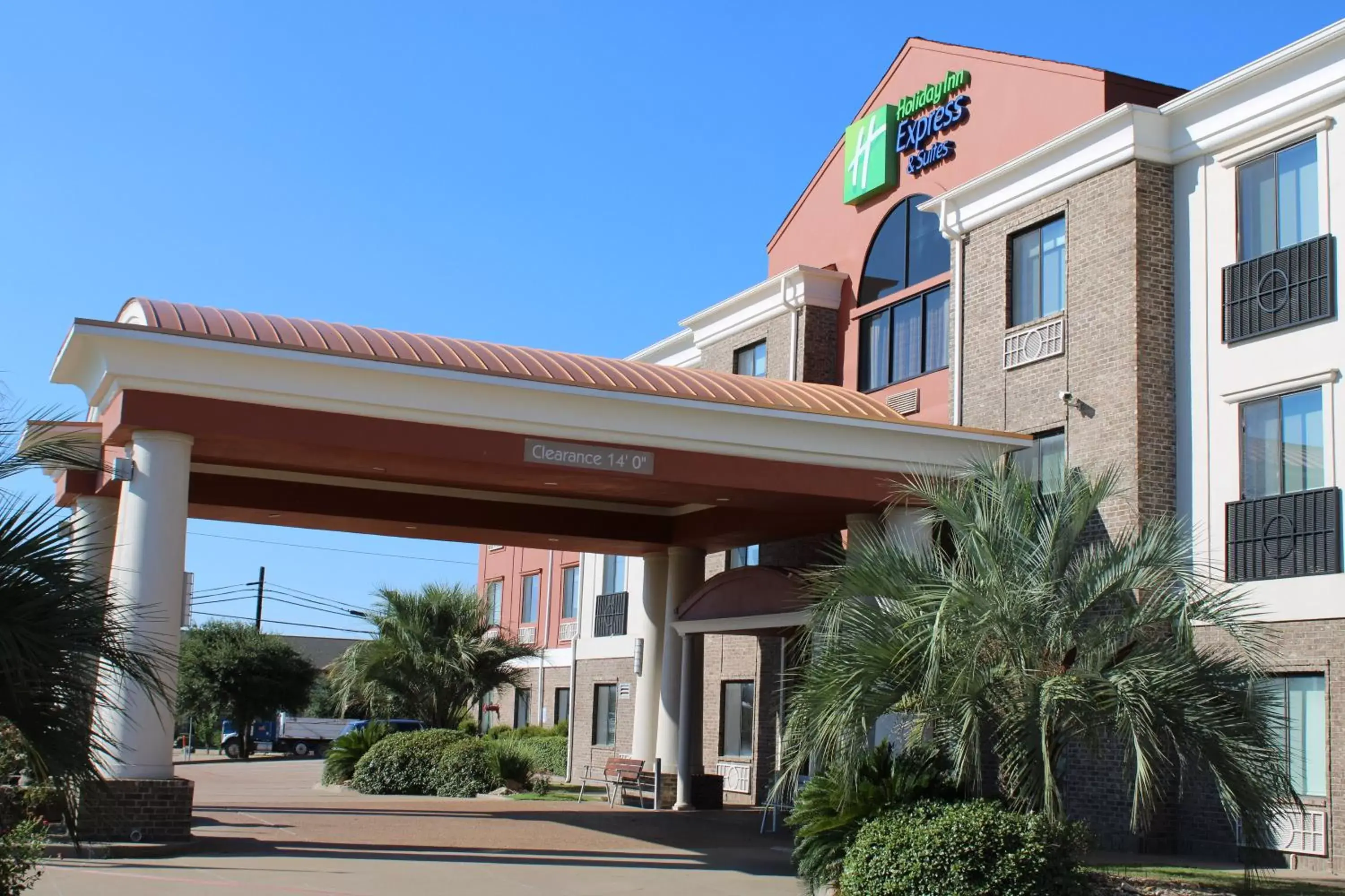 Property Building in Holiday Inn Express Hotel and Suites Fairfield-North, an IHG Hotel