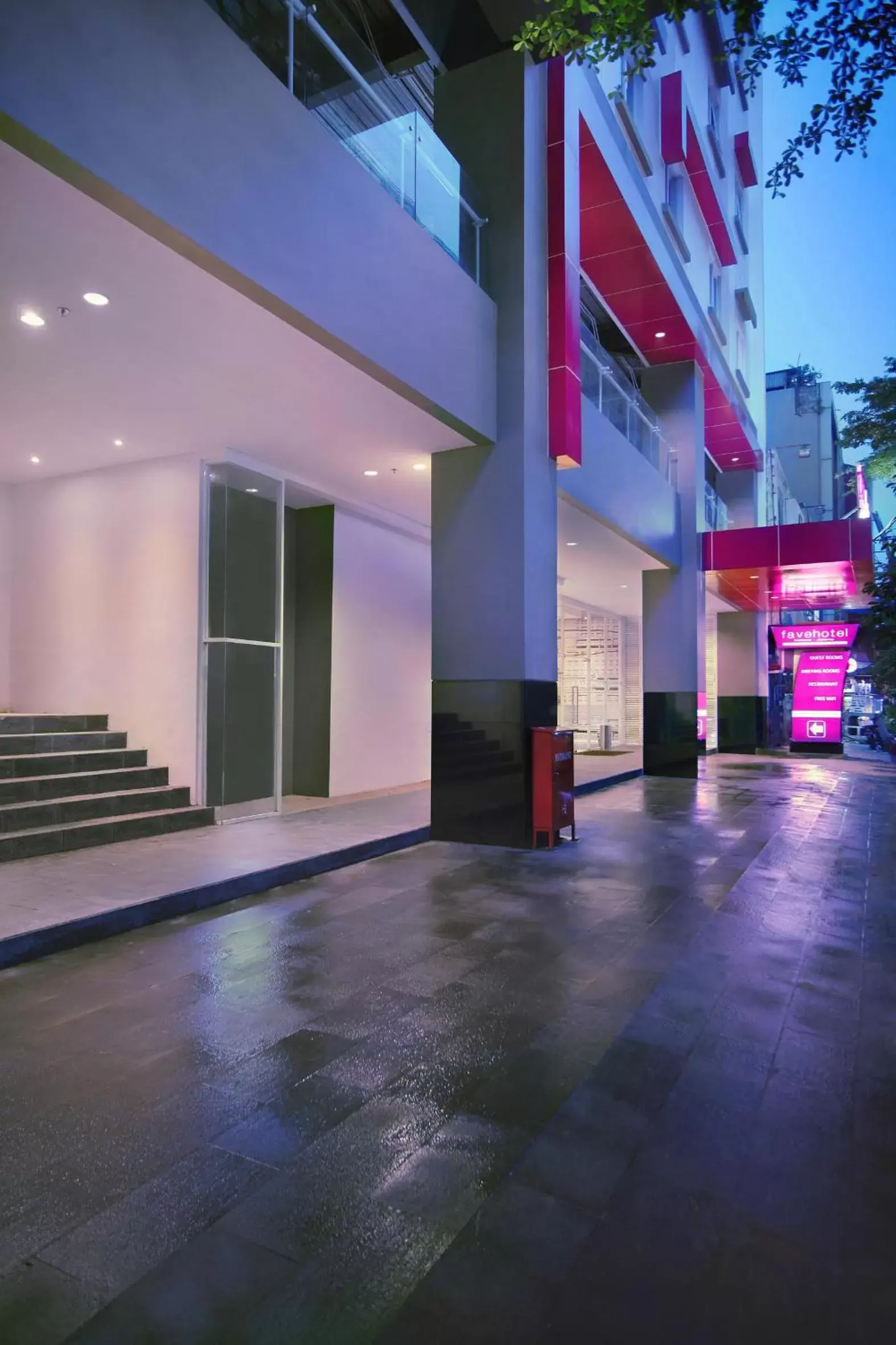 Facade/entrance in favehotel Melawai