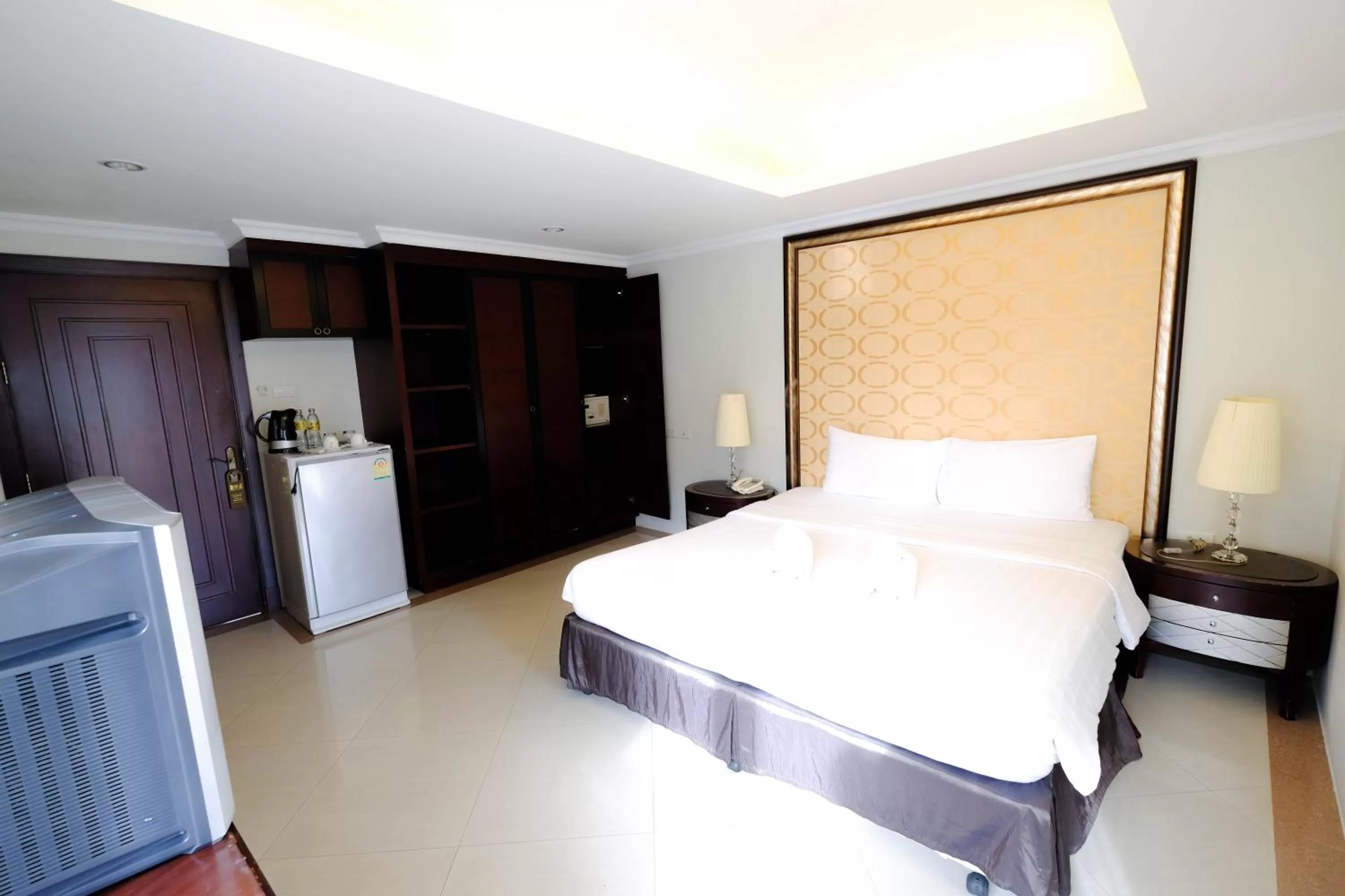 Photo of the whole room, Bed in LK Metropole (Junior Wing)