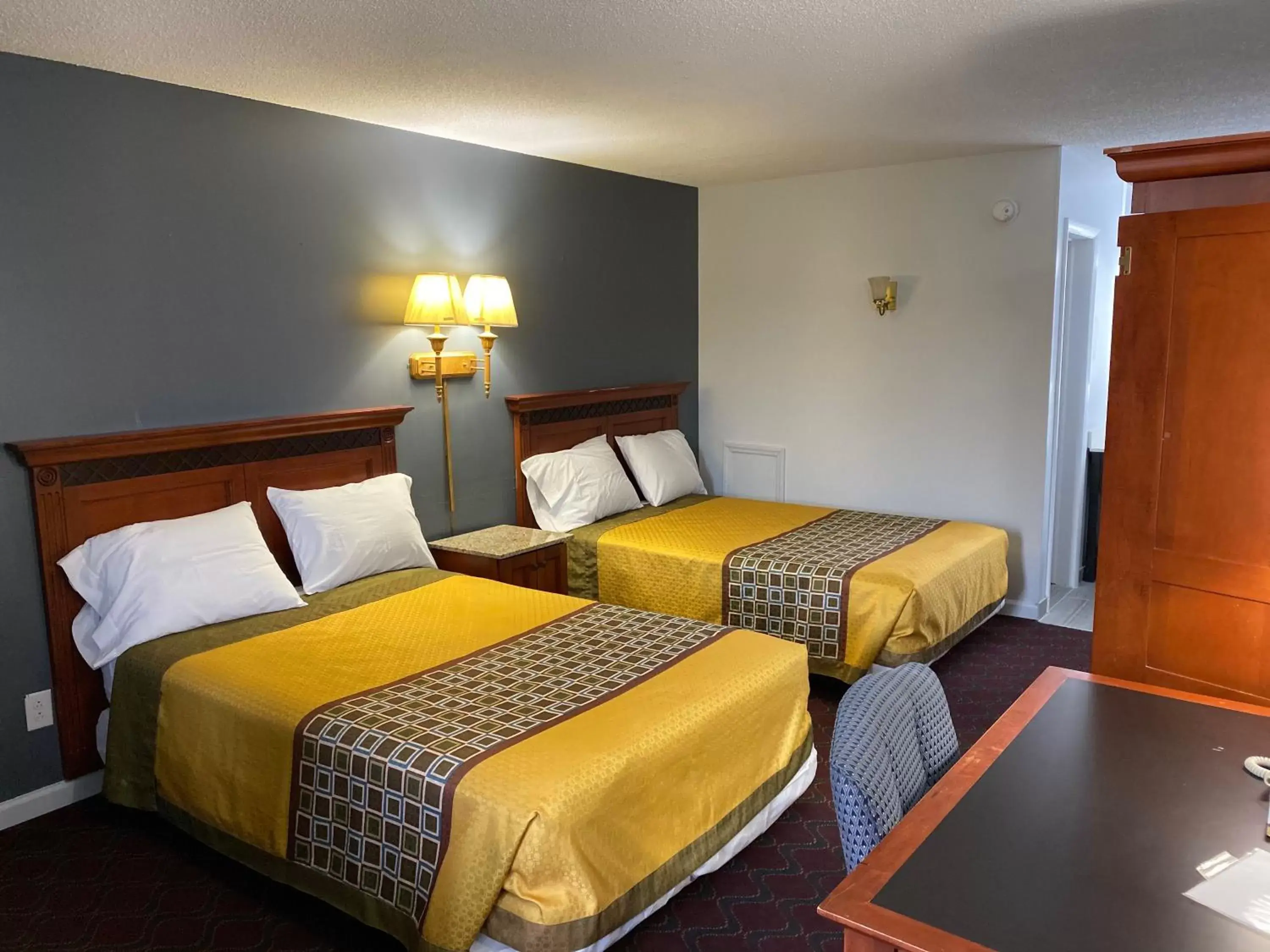 Bed in Budget Inn - Roxboro