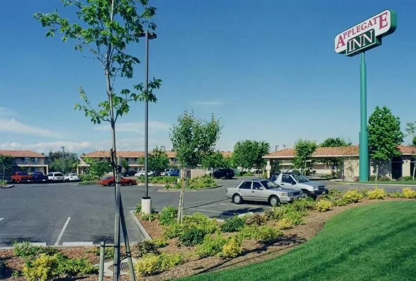 Facade/entrance in Applegate Inn