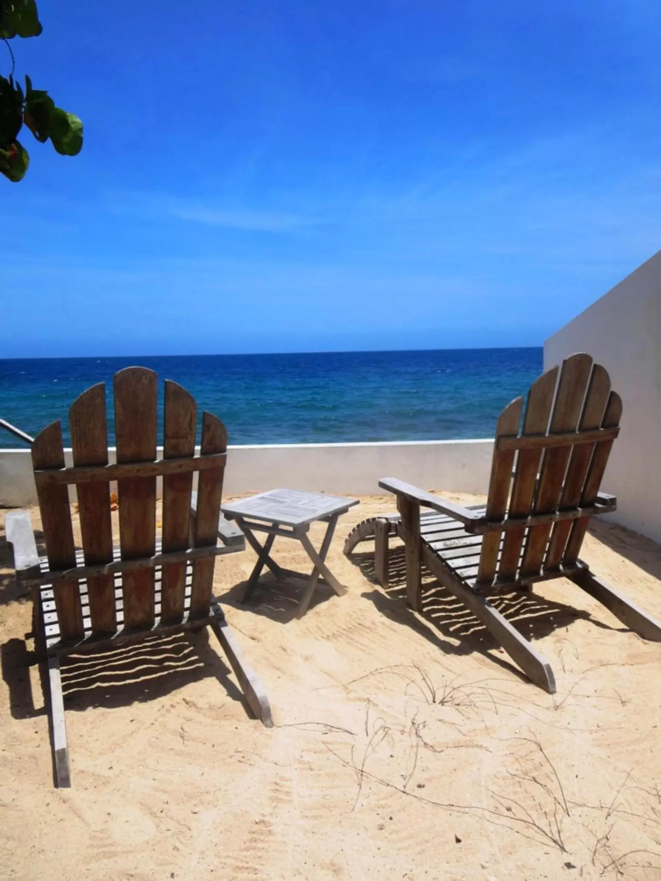 Beach in Scuba Lodge & Suites