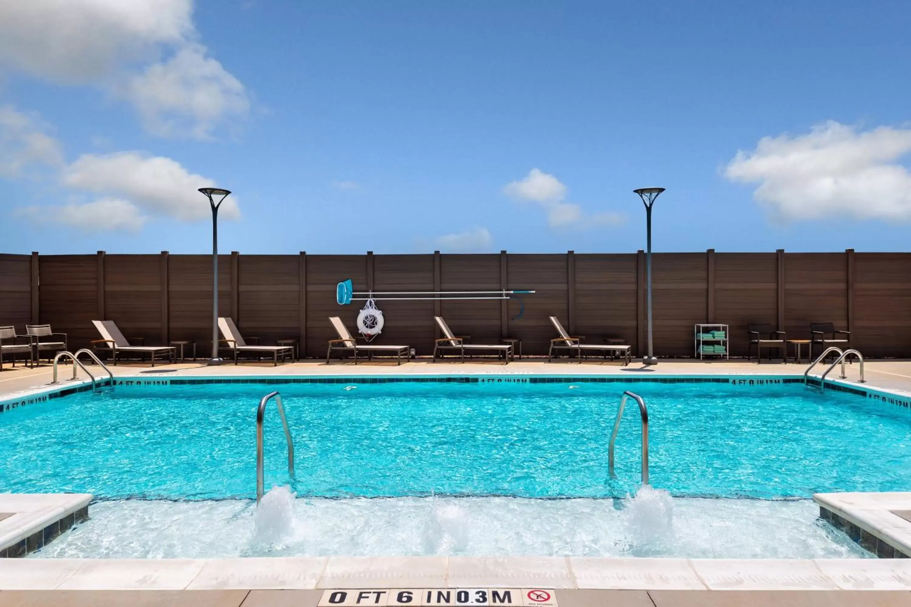 Swimming Pool in Courtyard by Marriott Charlotte Northlake