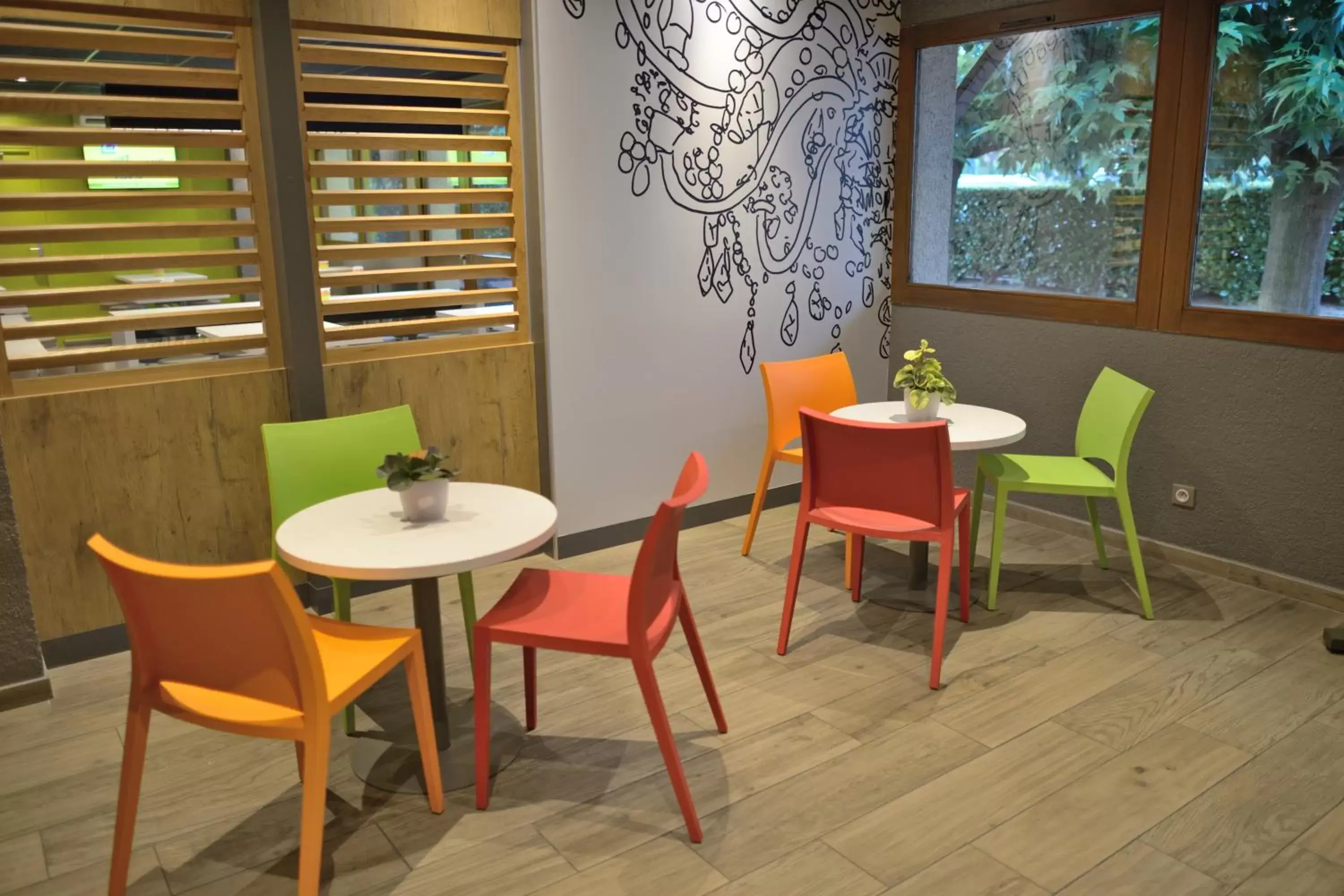 Seating area in Ibis Budget Bollene