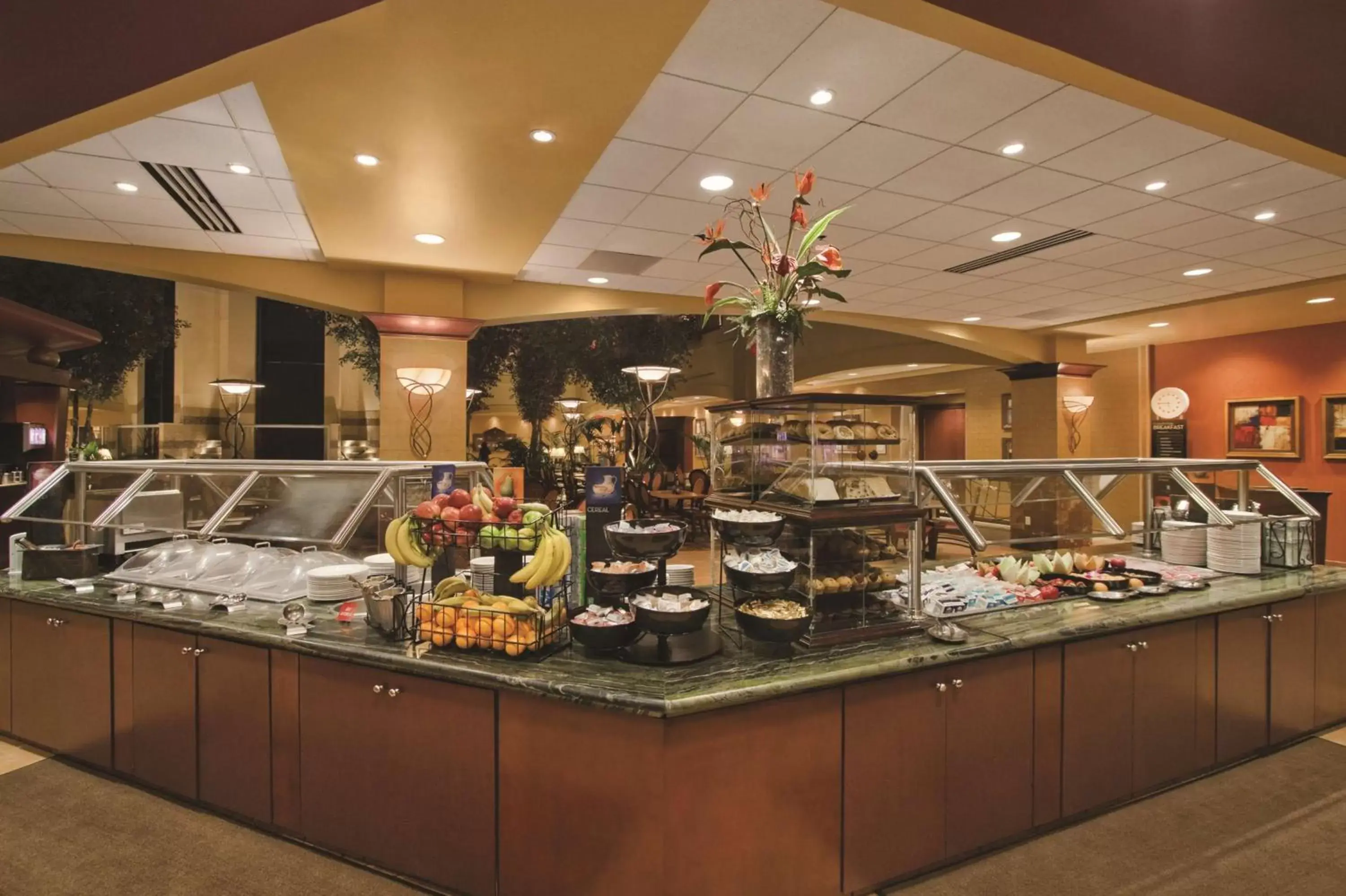 Restaurant/Places to Eat in Embassy Suites by Hilton Hampton Convention Center