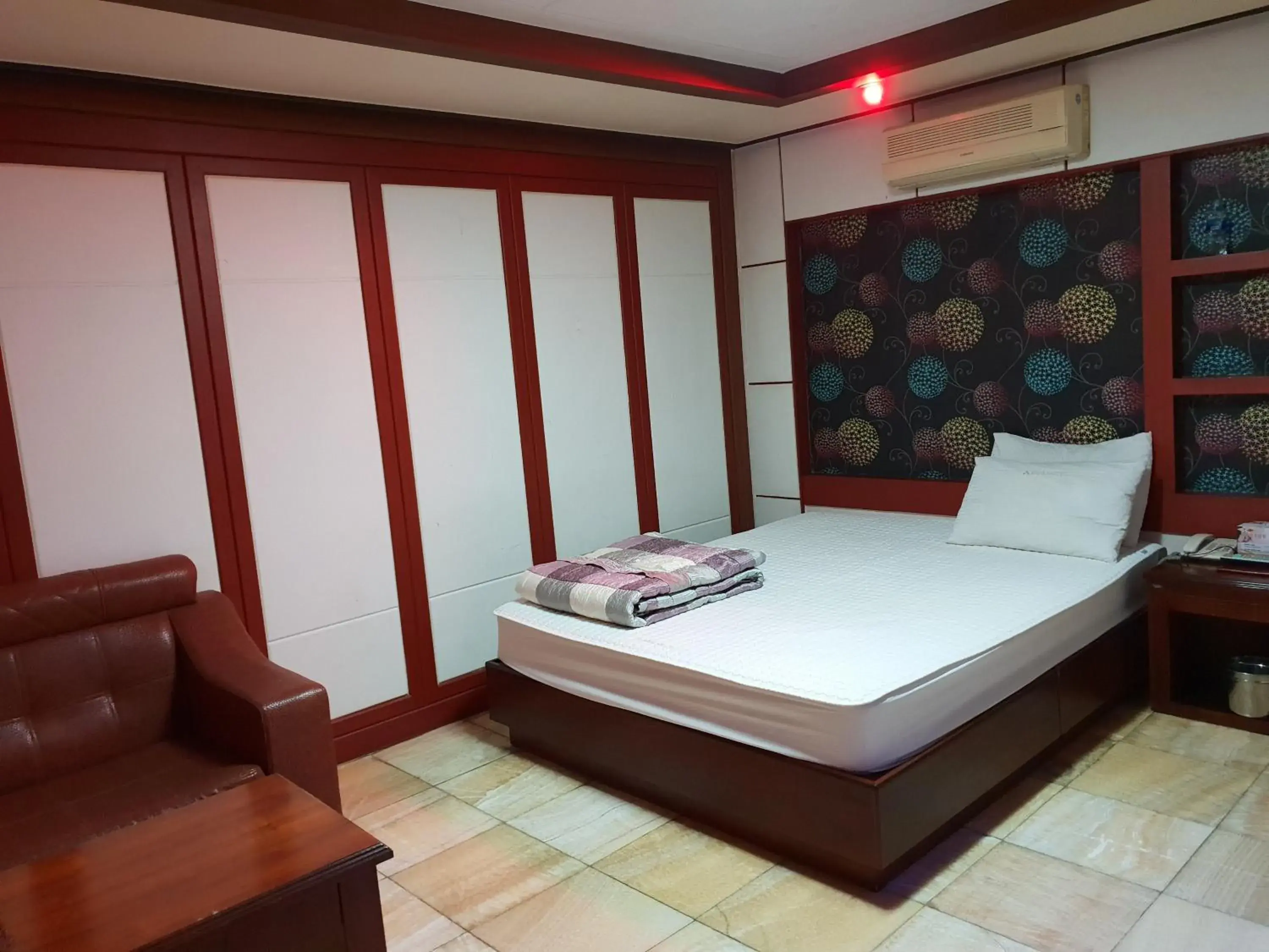 Bed in Plus Motel Bed in Plus Motel