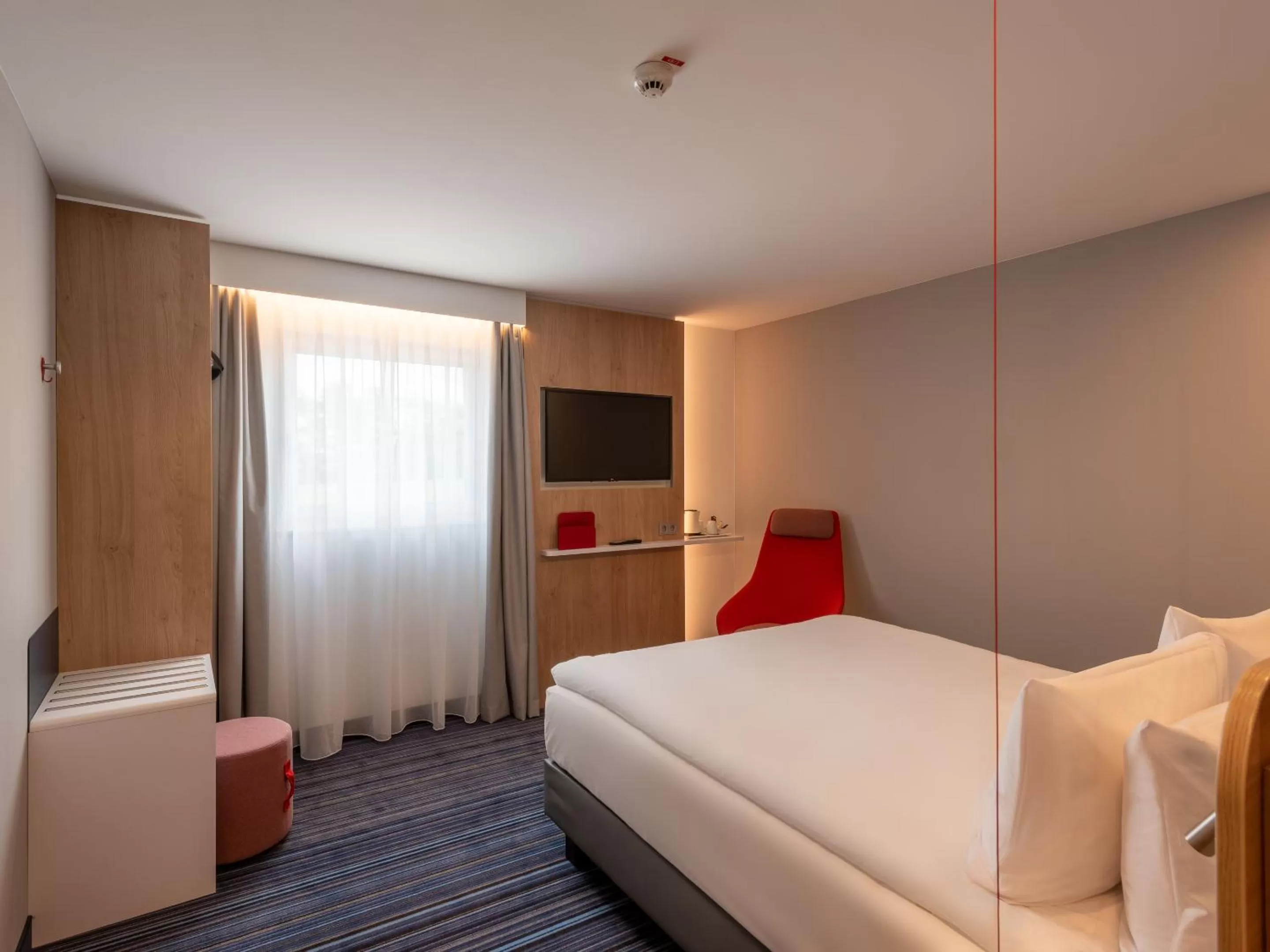 Photo of the whole room, Bed in Holiday Inn Express - Hamburg South A7-AS42 by IHG