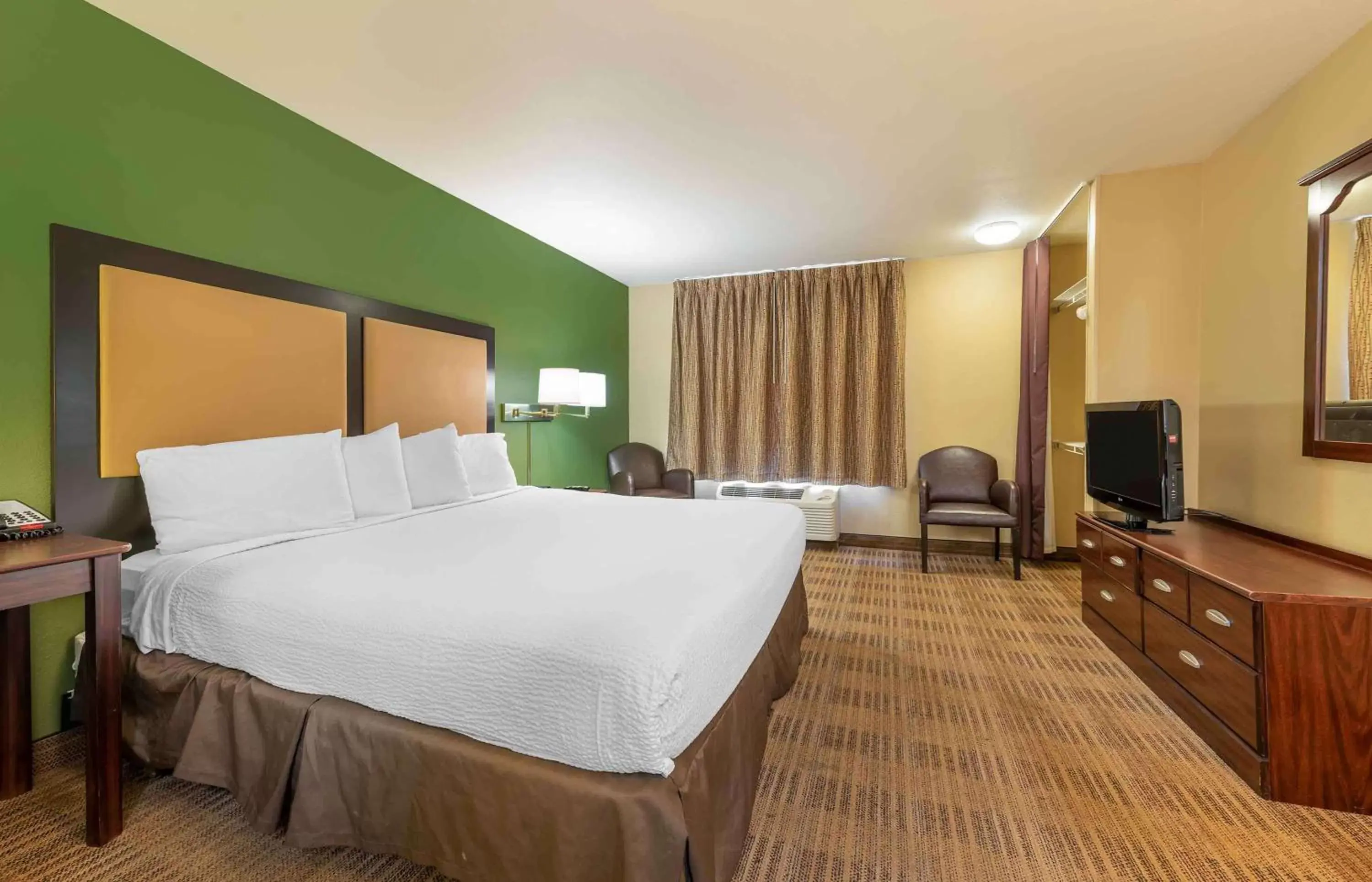 Bedroom, Bed in Extended Stay America Suites - Colorado Springs - West