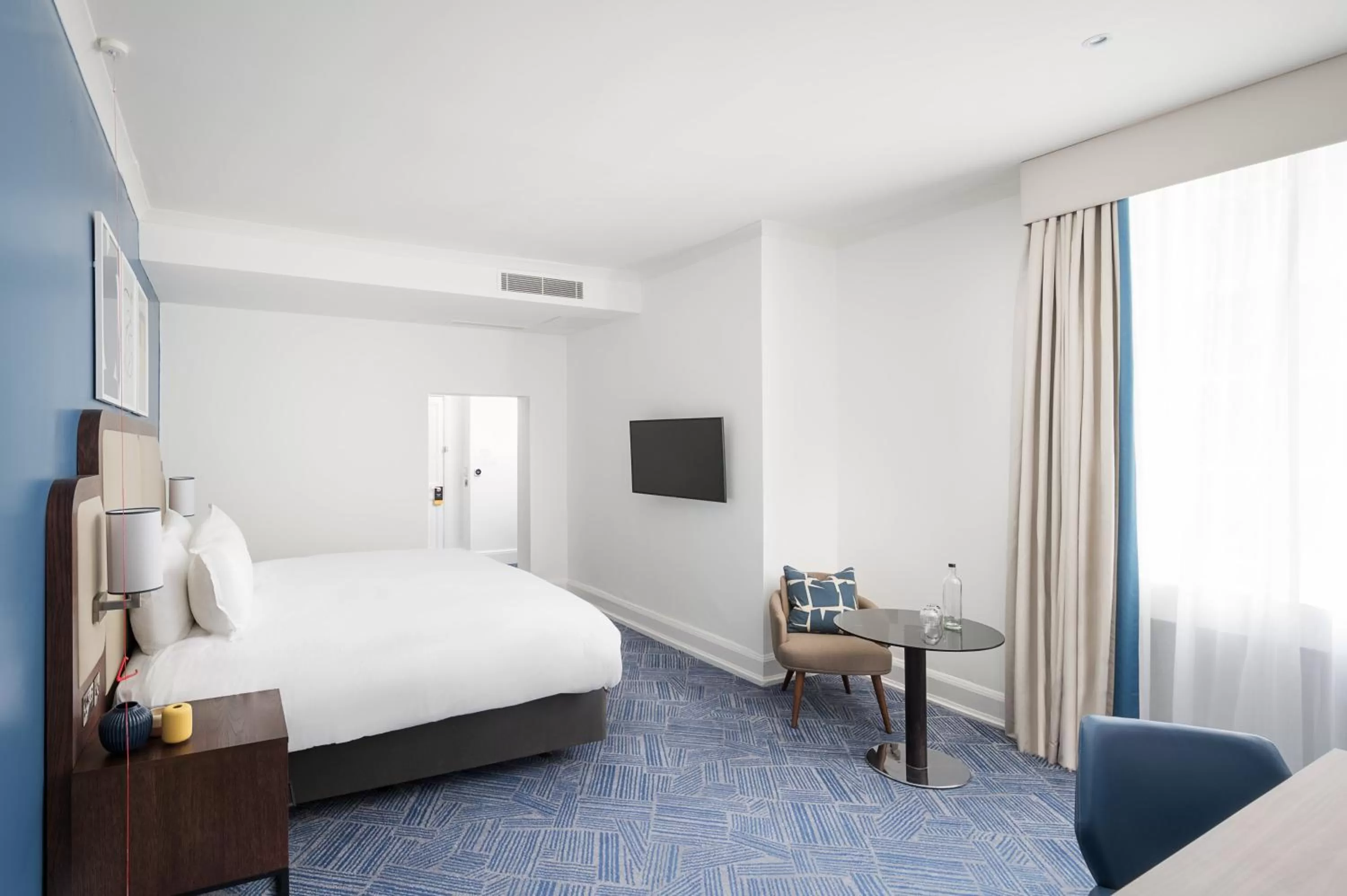 Photo of the whole room, Bed in voco Grand Central Glasgow by IHG