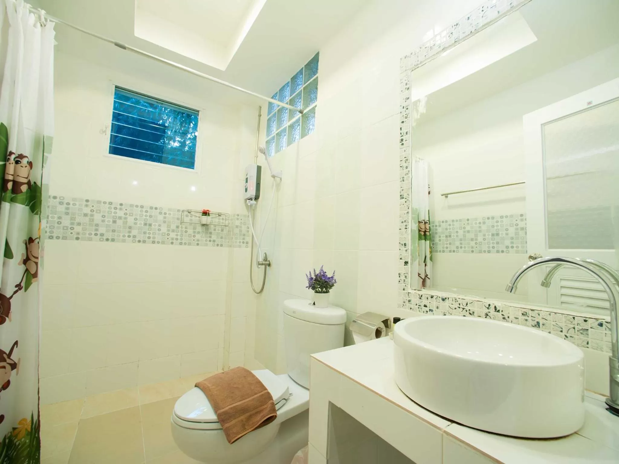 Shower in Baan Chokdee Pai Resort