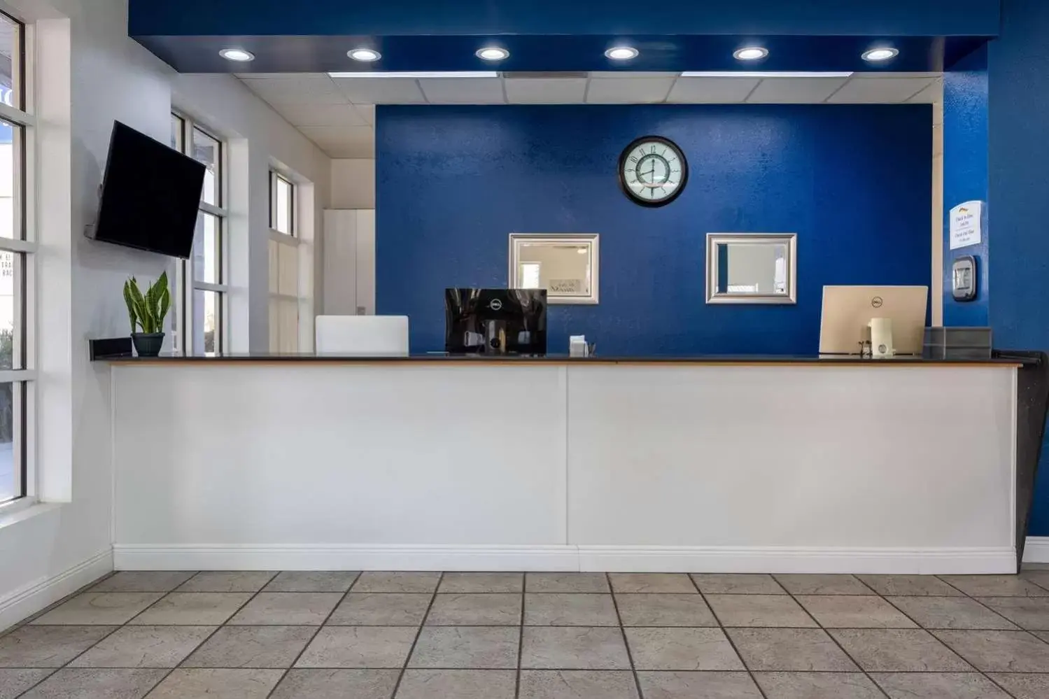 Lobby or reception in Baymont by Wyndham Marianna Lobby or reception in Baymont by Wyndham Marianna