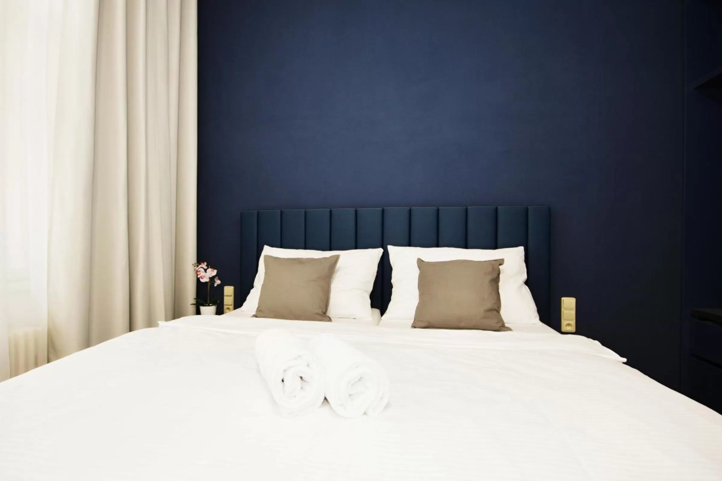 Bedroom, Bed in Alveo Suites