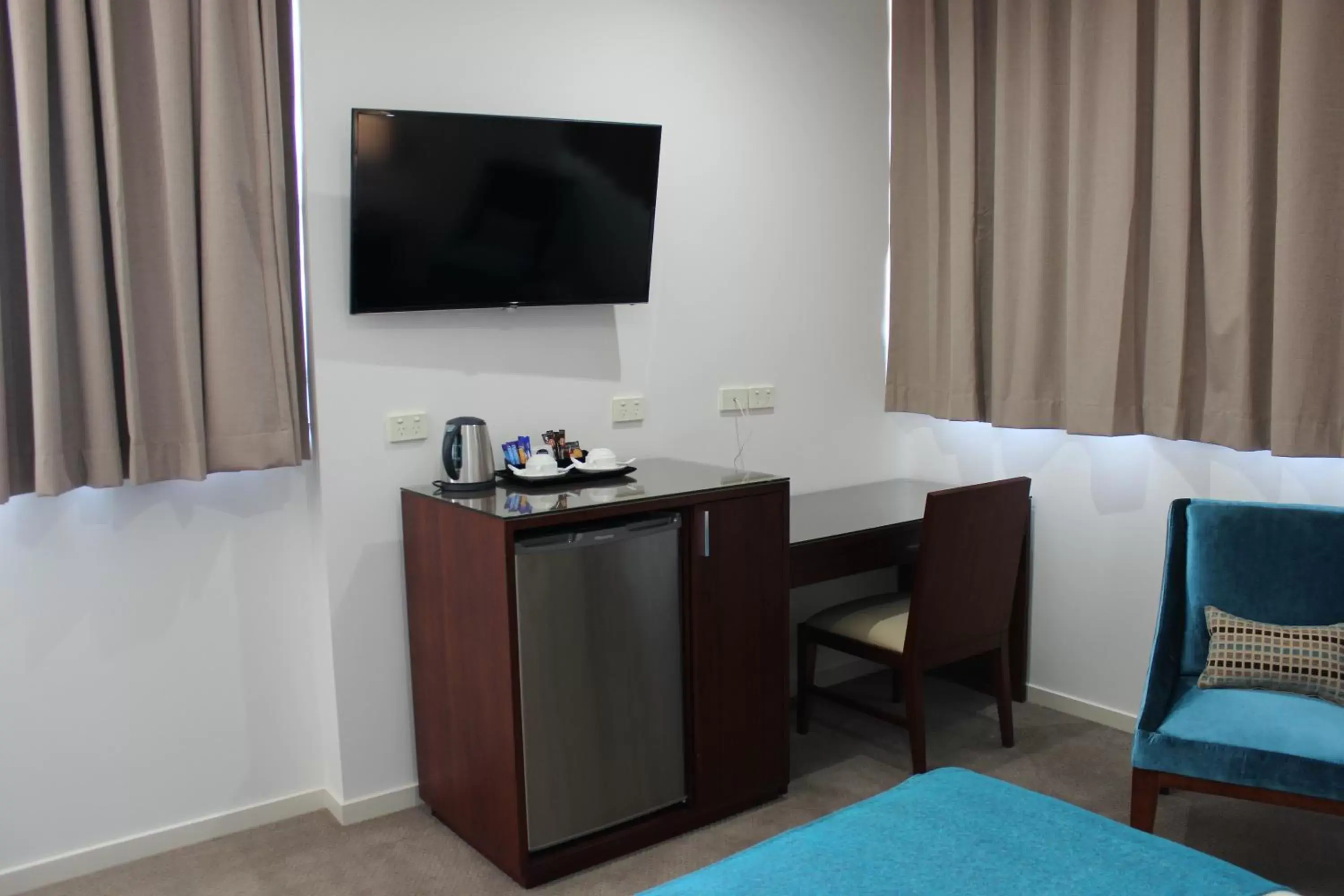 Coffee/tea facilities, TV/Entertainment Center in Quality Hotel Regent Rockhampton