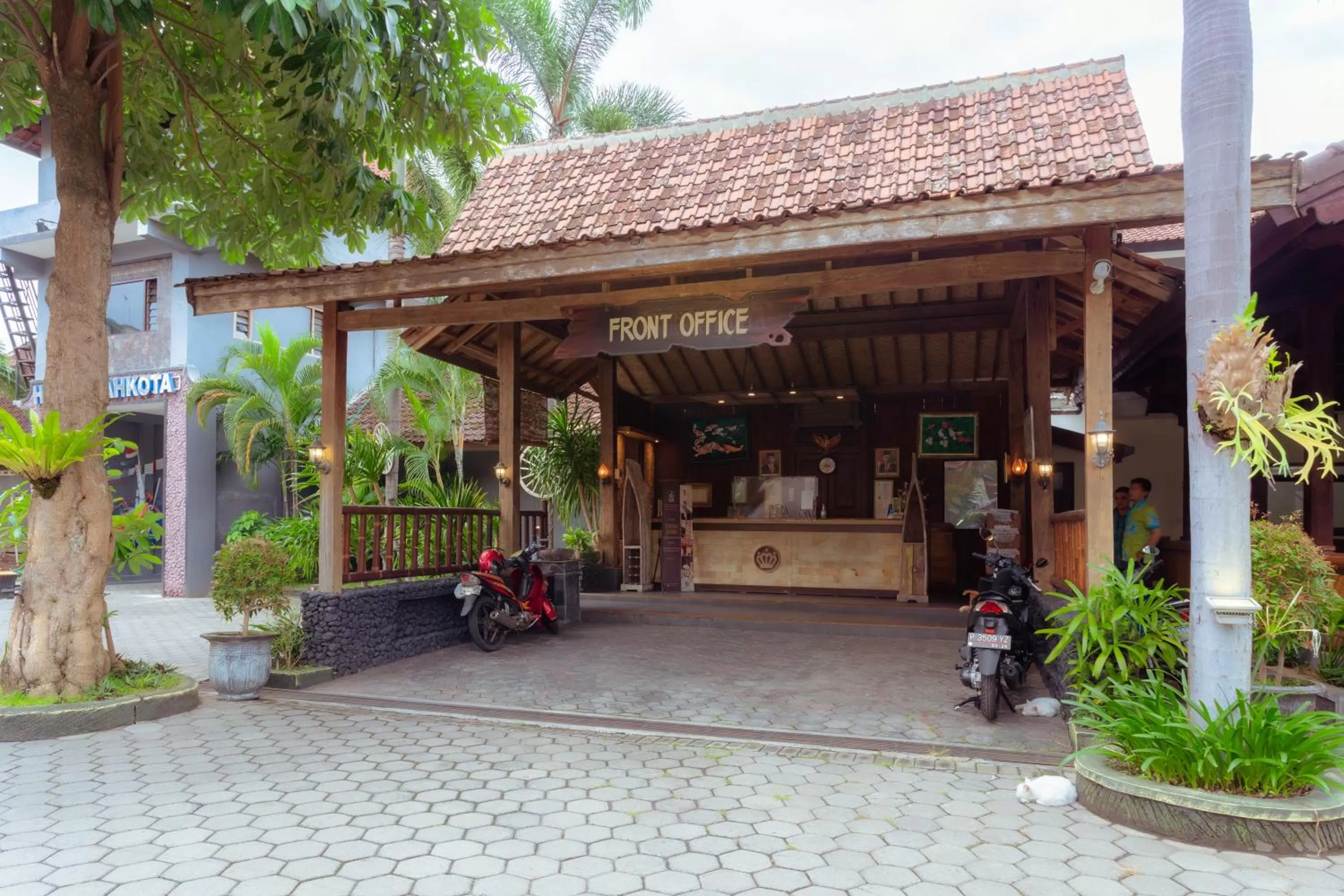 Lobby or reception in Hotel Mahkota Plengkung by ecommerceloka