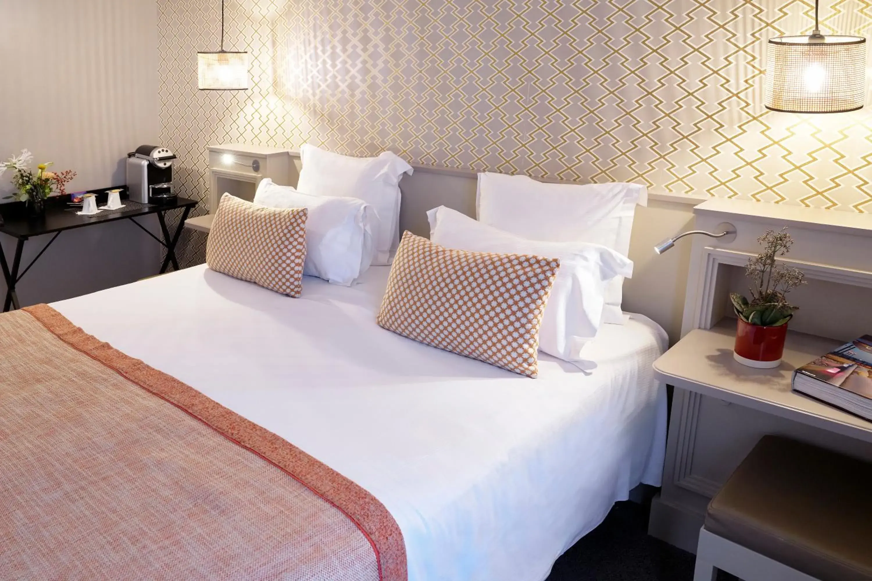 Bedroom, Bed in Hotel Vic Eiffel